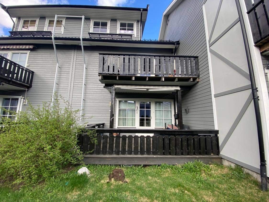 Terrasse med hage og persienne Galleribilde