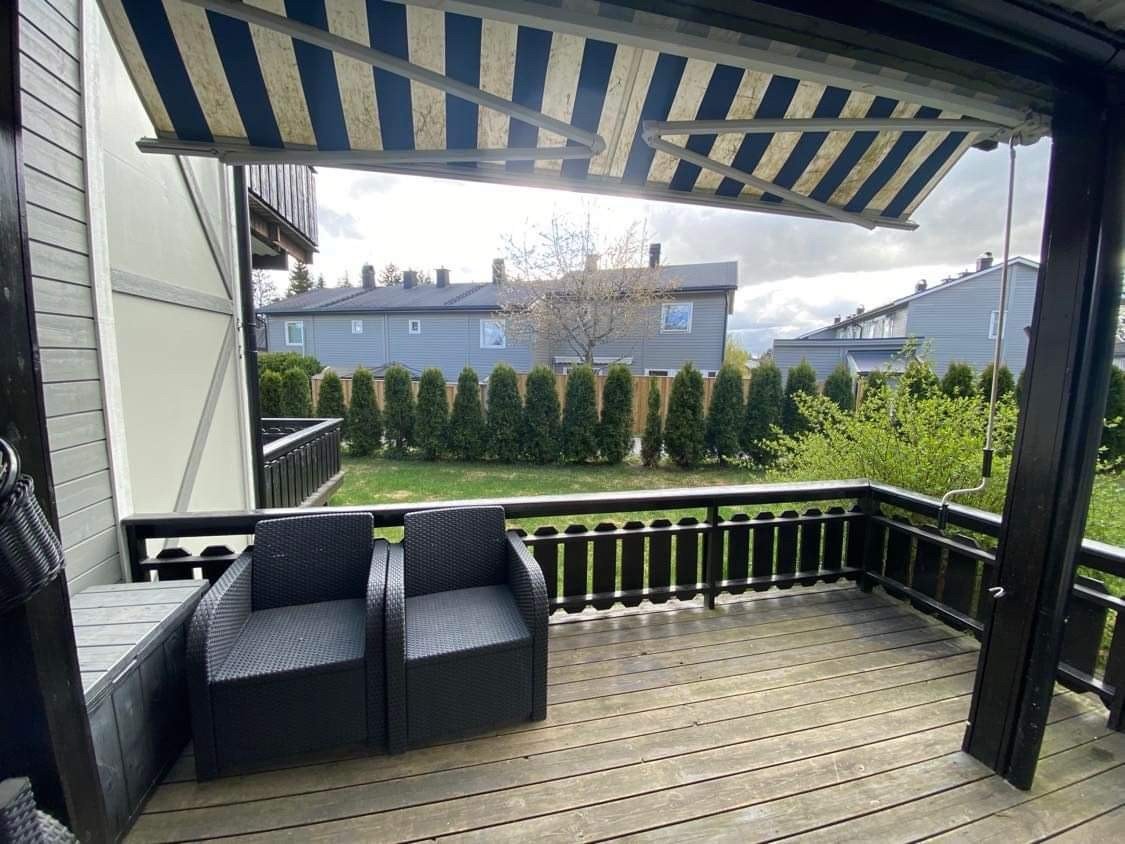 Terrasse med hage og persienne Galleribilde