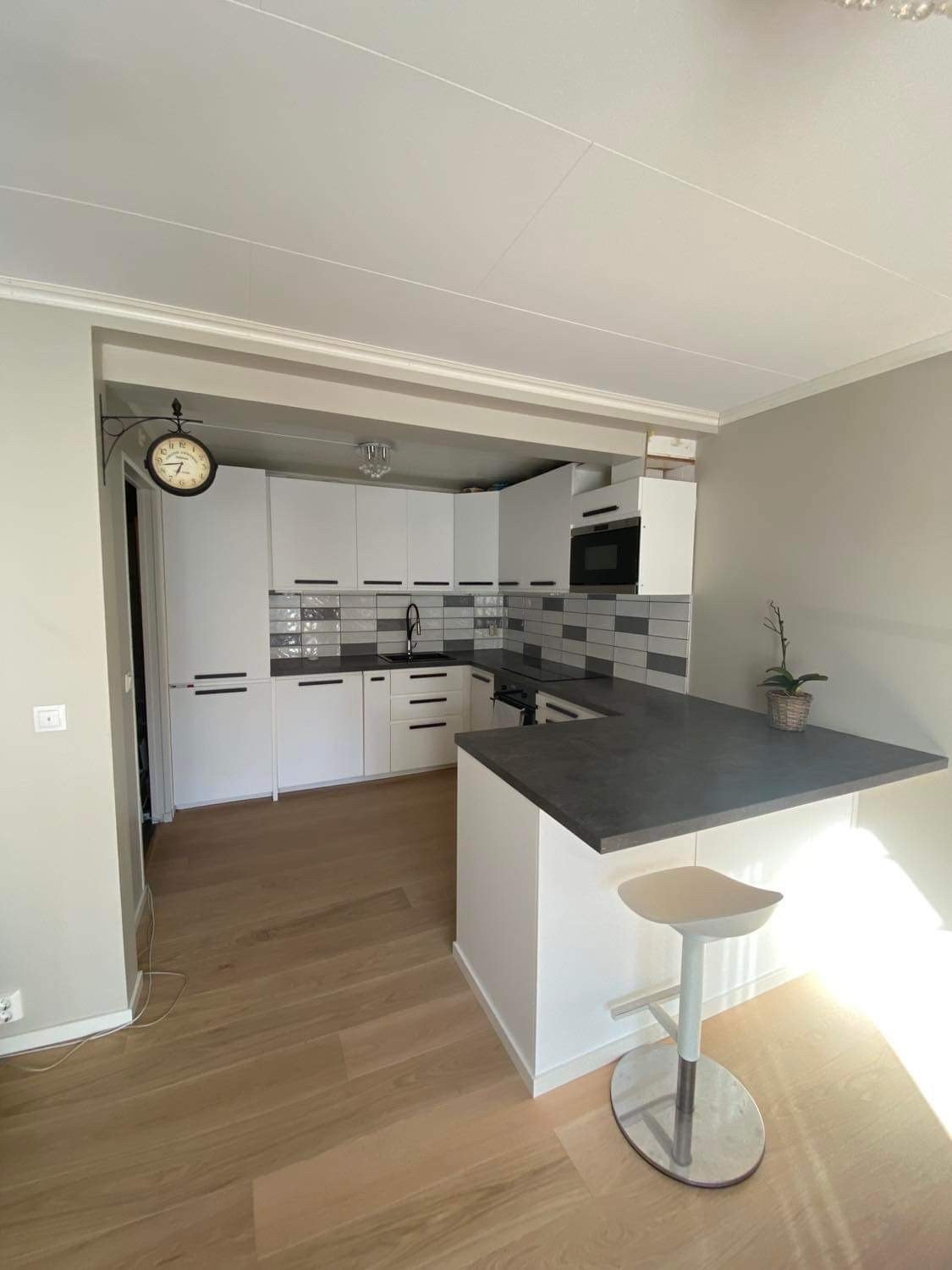 Kjøkken fra 2020 med hvitevarer og ekstra fryser Galleribilde