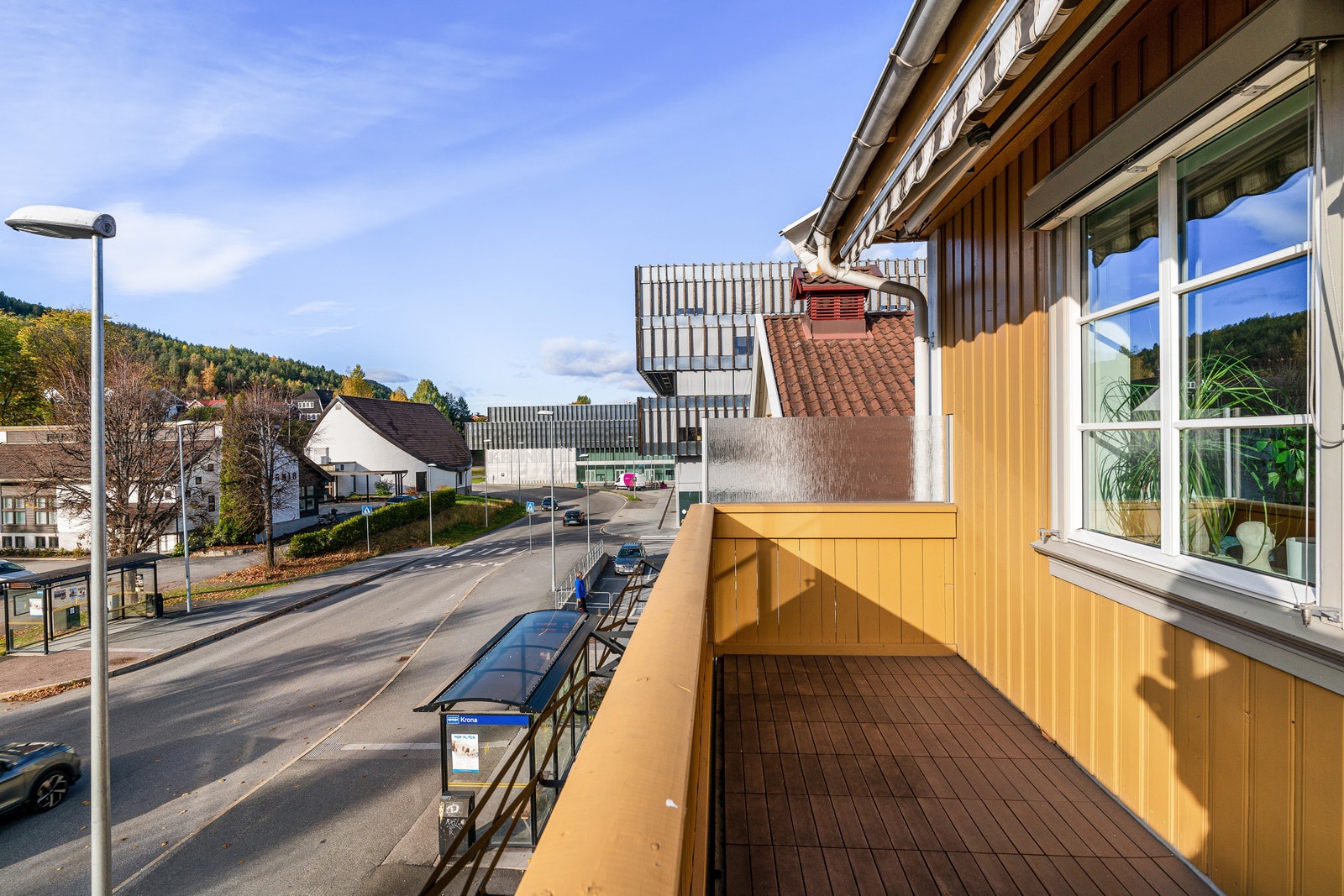 Balkong med utgang fra stua. Kort vei til USN! Galleribilde