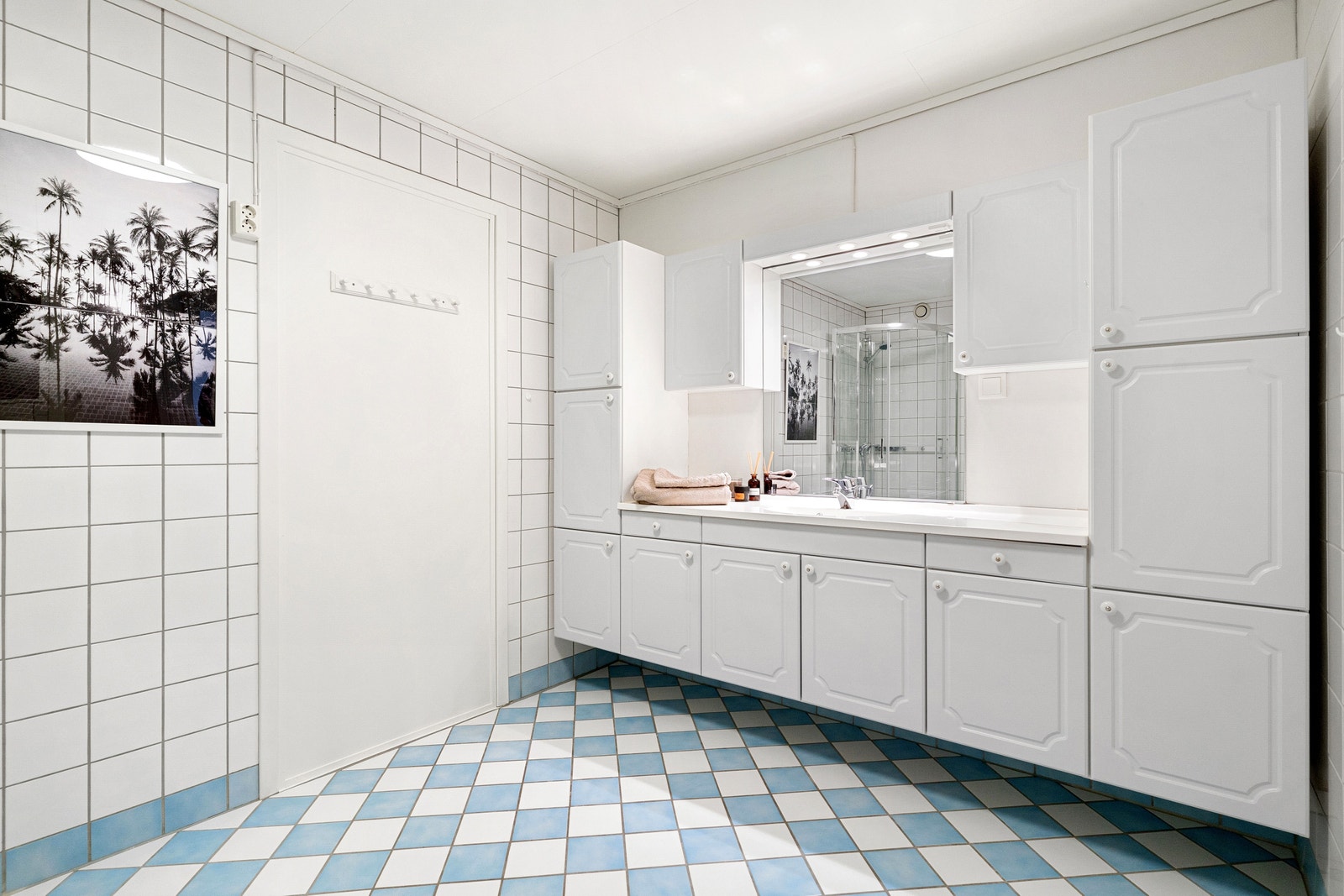 Bad 2. etasje med dusj, toalett og vaskemaskin Galleribilde