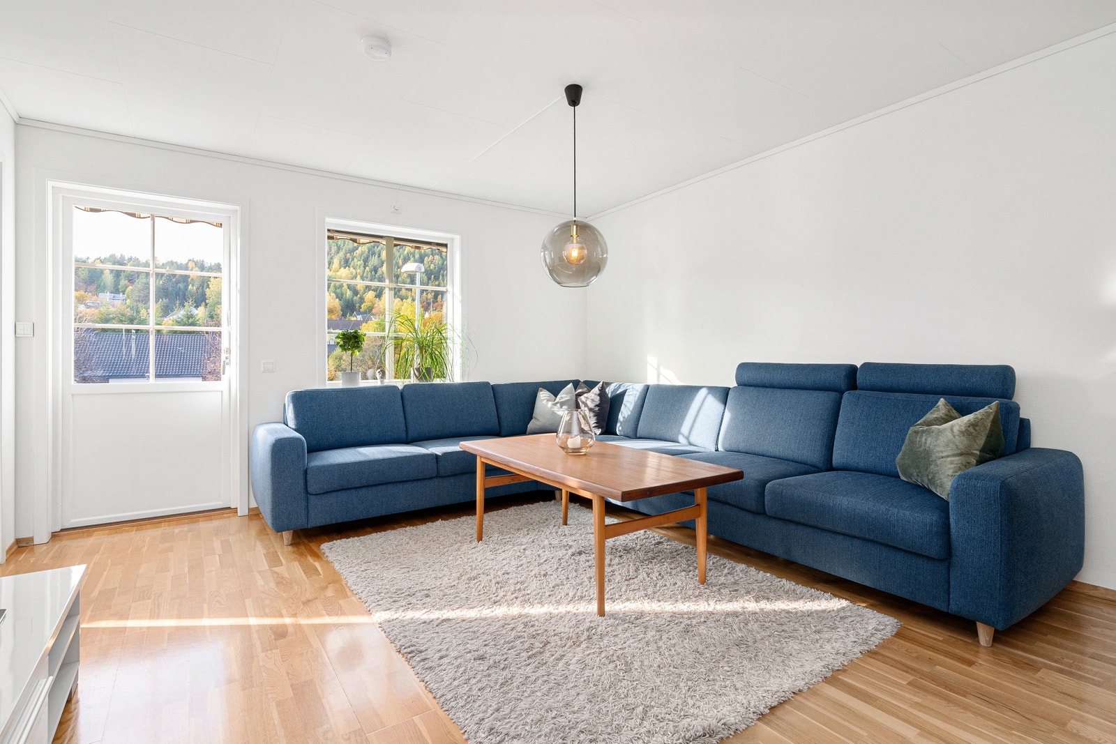 Stue med stor sofa Galleribilde