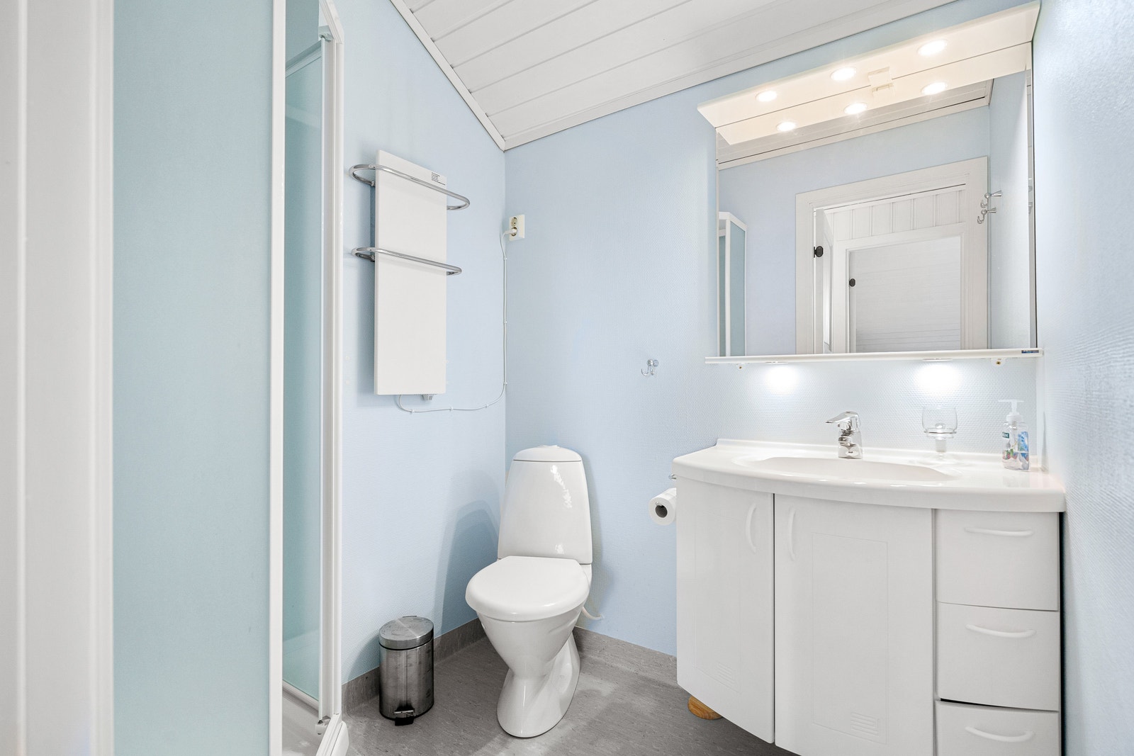 Bad 3. etasje med dusj og toalett Galleribilde