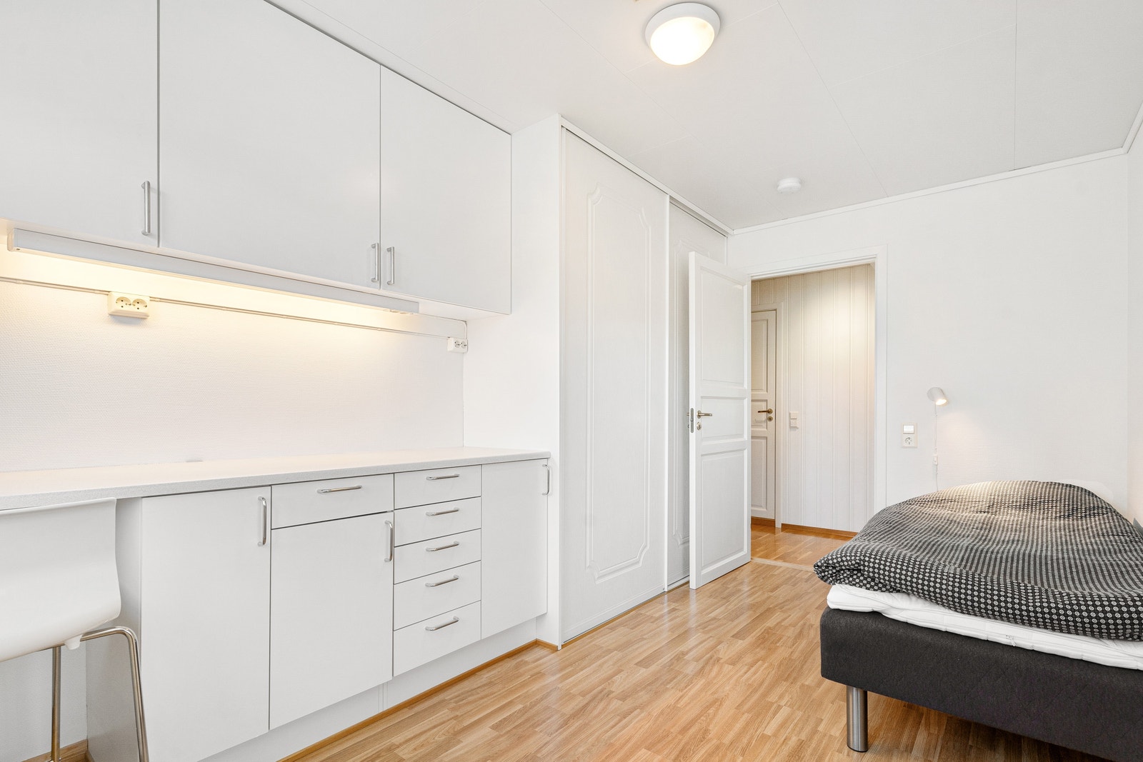 Soverom 1 med mye lagringsplass! Galleribilde