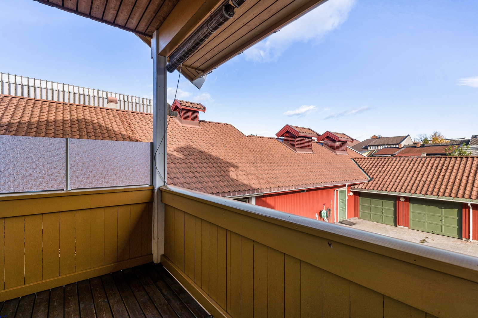 Balkong mot bakgården fra soverom 1. Morgensol her :-) Galleribilde