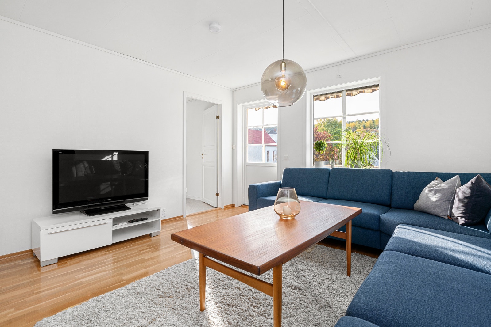 Stue med stor sofa Galleribilde