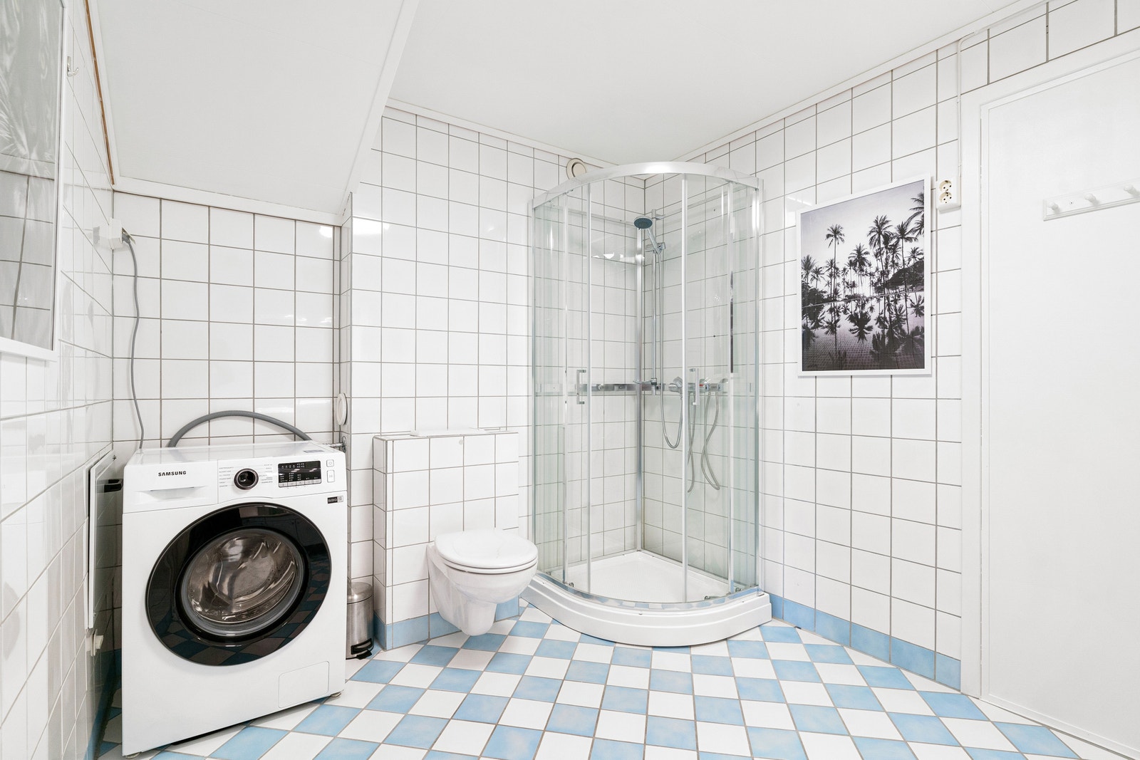 Bad 2. etasje med dusj, toalett, vaskemaskin og tørketrommel Galleribilde