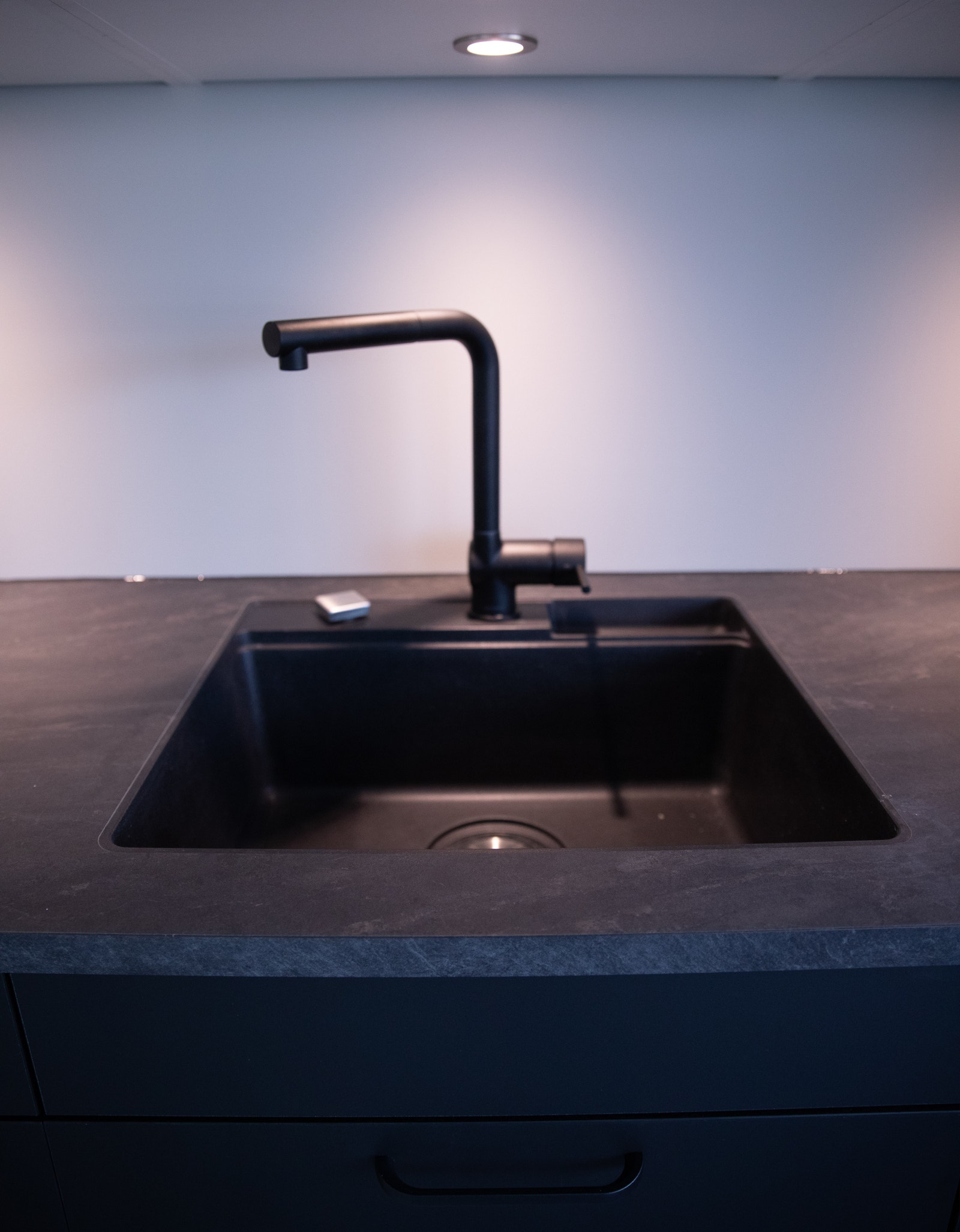 Stilig mørkt kjøkken fra Aubo med benkeplate i komposit antracit Galleribilde