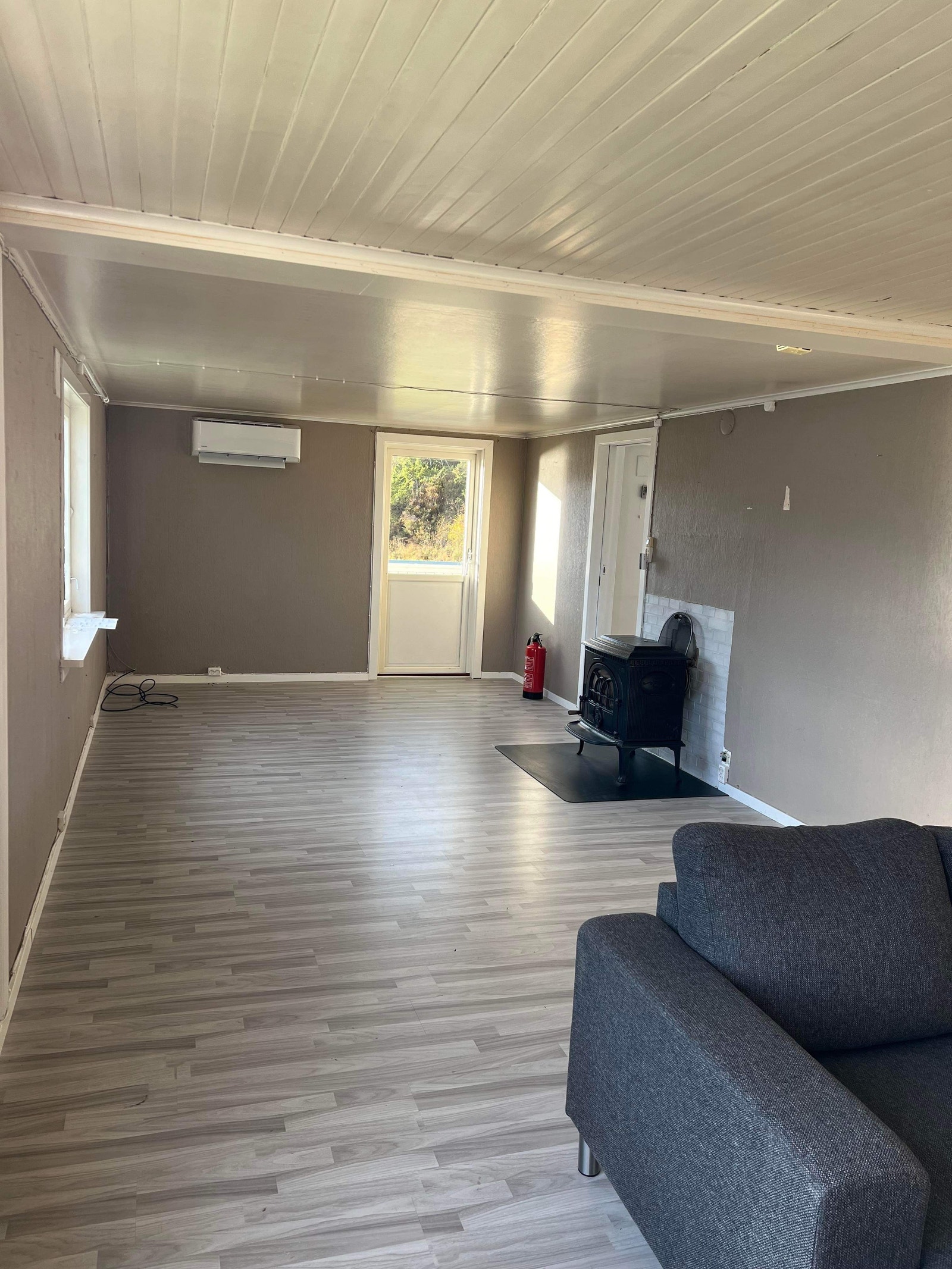 Stue. Oppvarming med varmepumpe og vedfyring Galleribilde