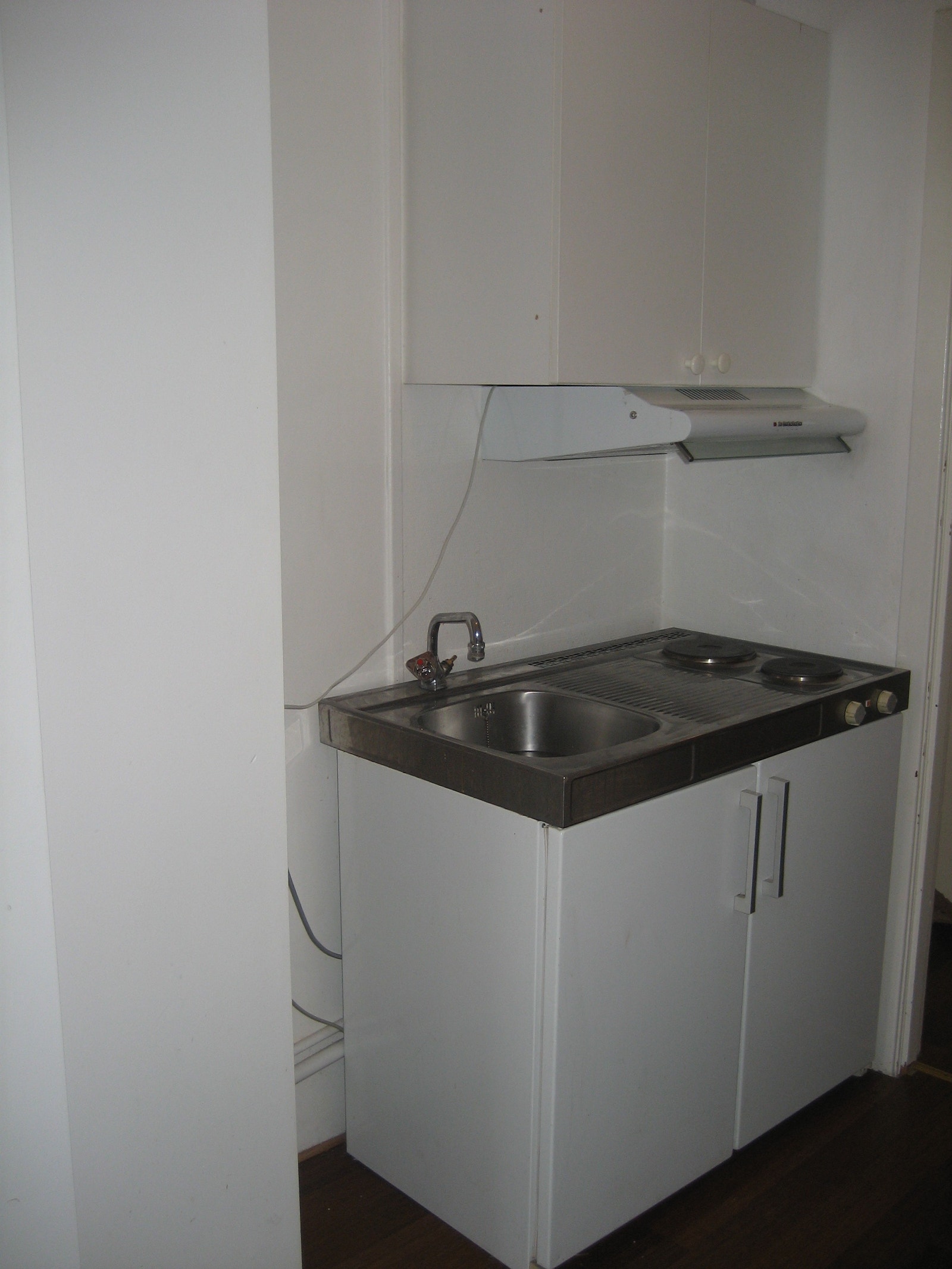 Minikjøkken med kjøleskap med frysedel Galleribilde