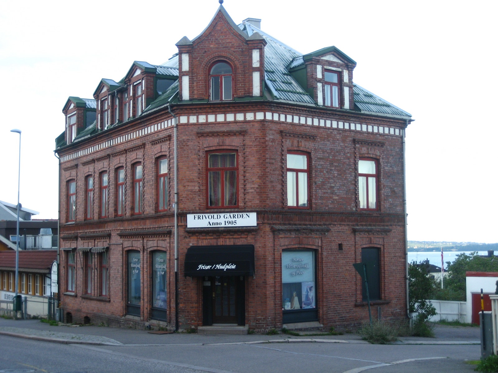 Fasade (vindu i 3. etg. på høyre side tilhører) Galleribilde