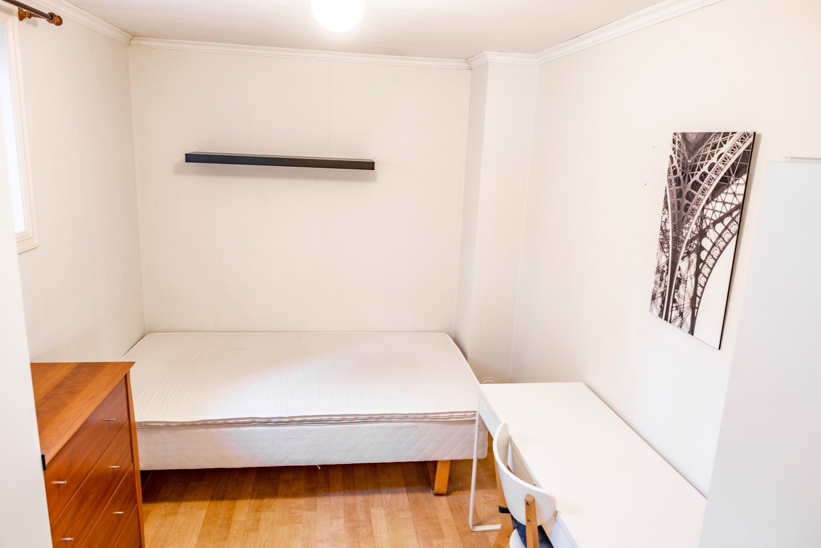 Soverom 1. 120 cm seng m/overmadrass. Kommode og arbeidspult. Galleribilde