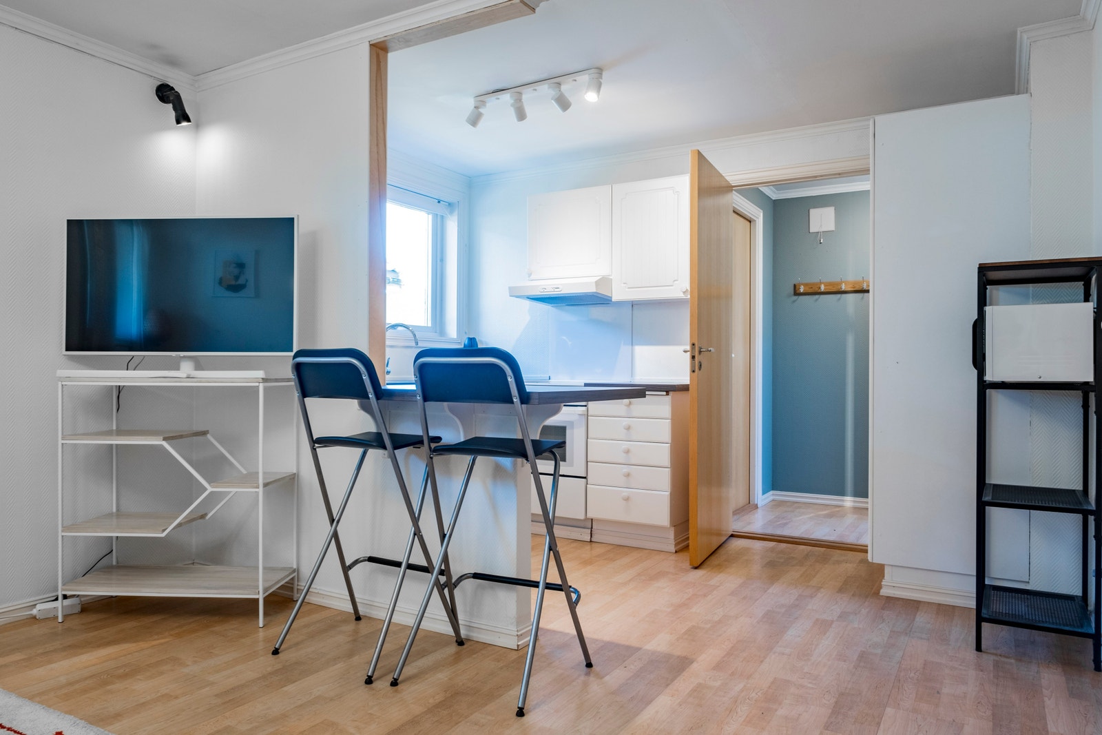 Stue og kjøkken i ett. 4K TV med Altibox kanaler og Chromecast. Galleribilde