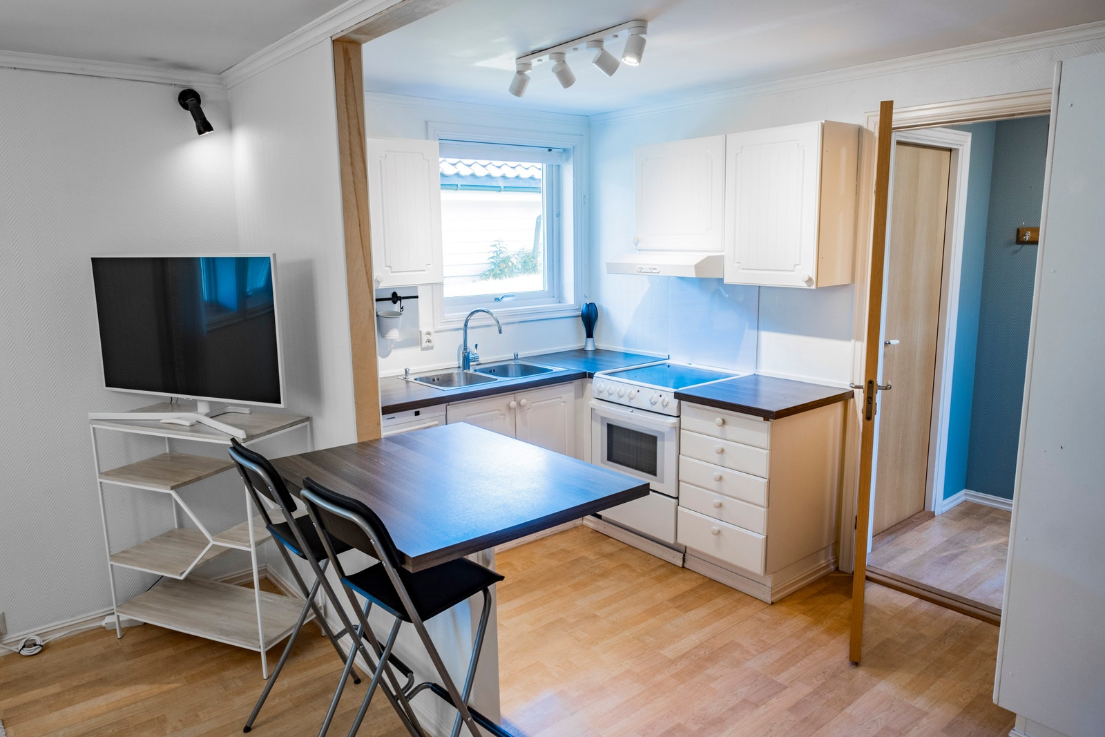 Kjøkken med stekeovn, steketopp og oppvaskmaskin. Ikke på bilde: mikrobølgeovn og kjøleskap m/frys. Galleribilde