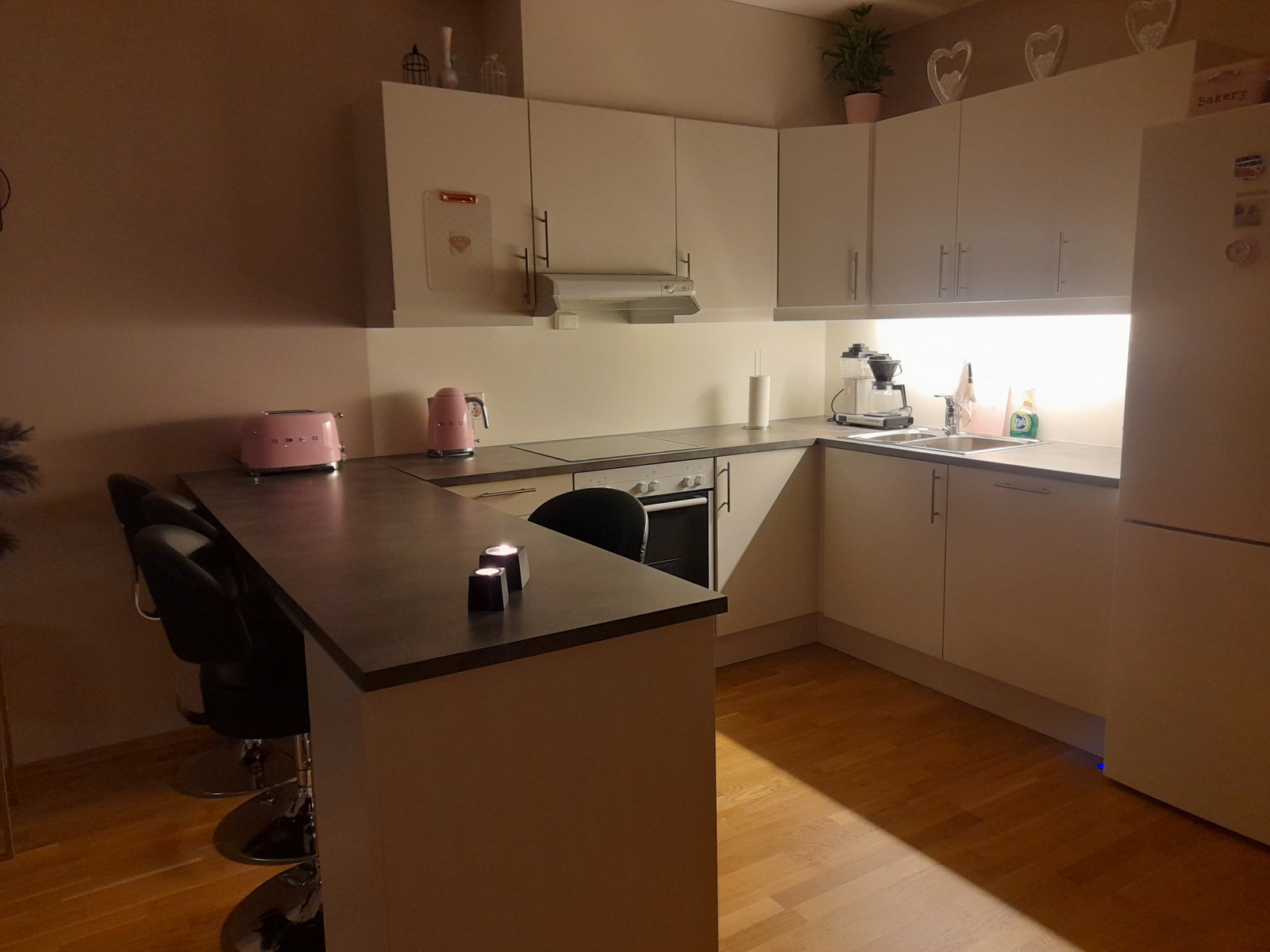 Moderne kjøkken med barbenk Galleribilde