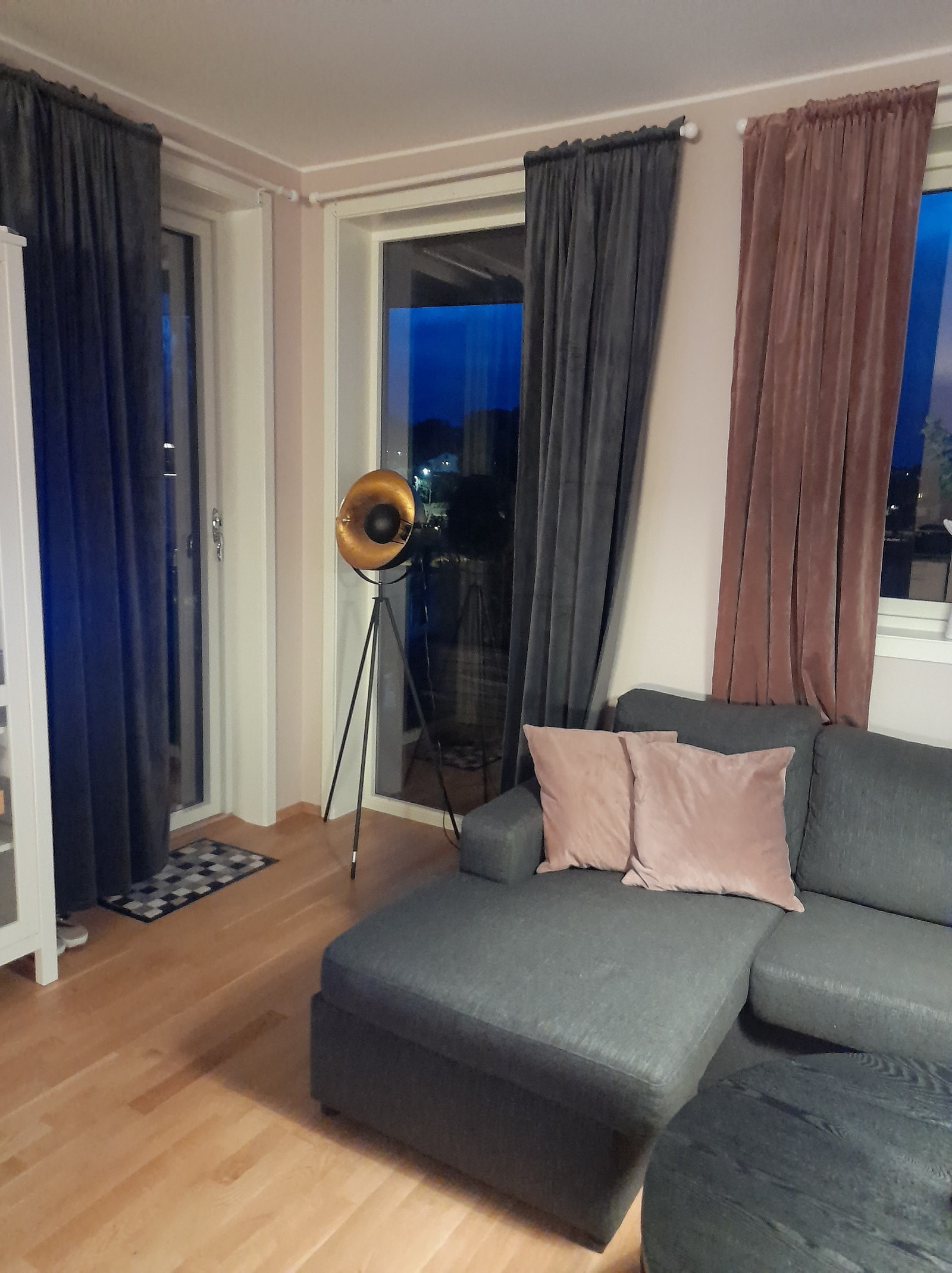 Utgang til terrasse på venstre side Galleribilde