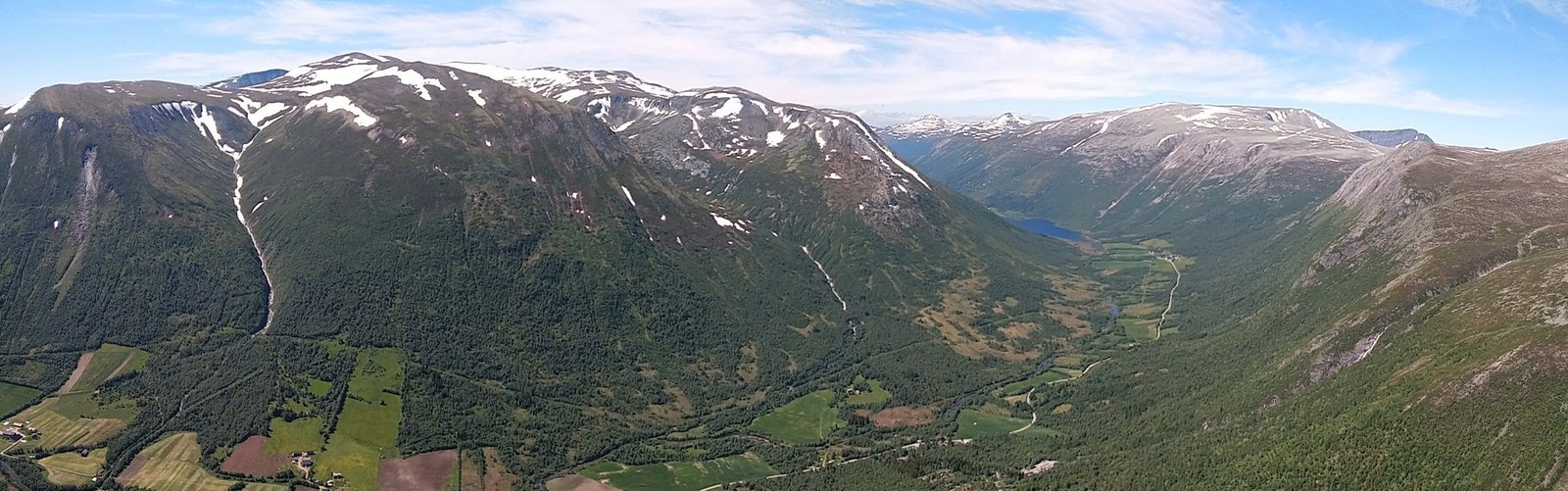 Utsikt fra fjellet bak hytta Galleribilde