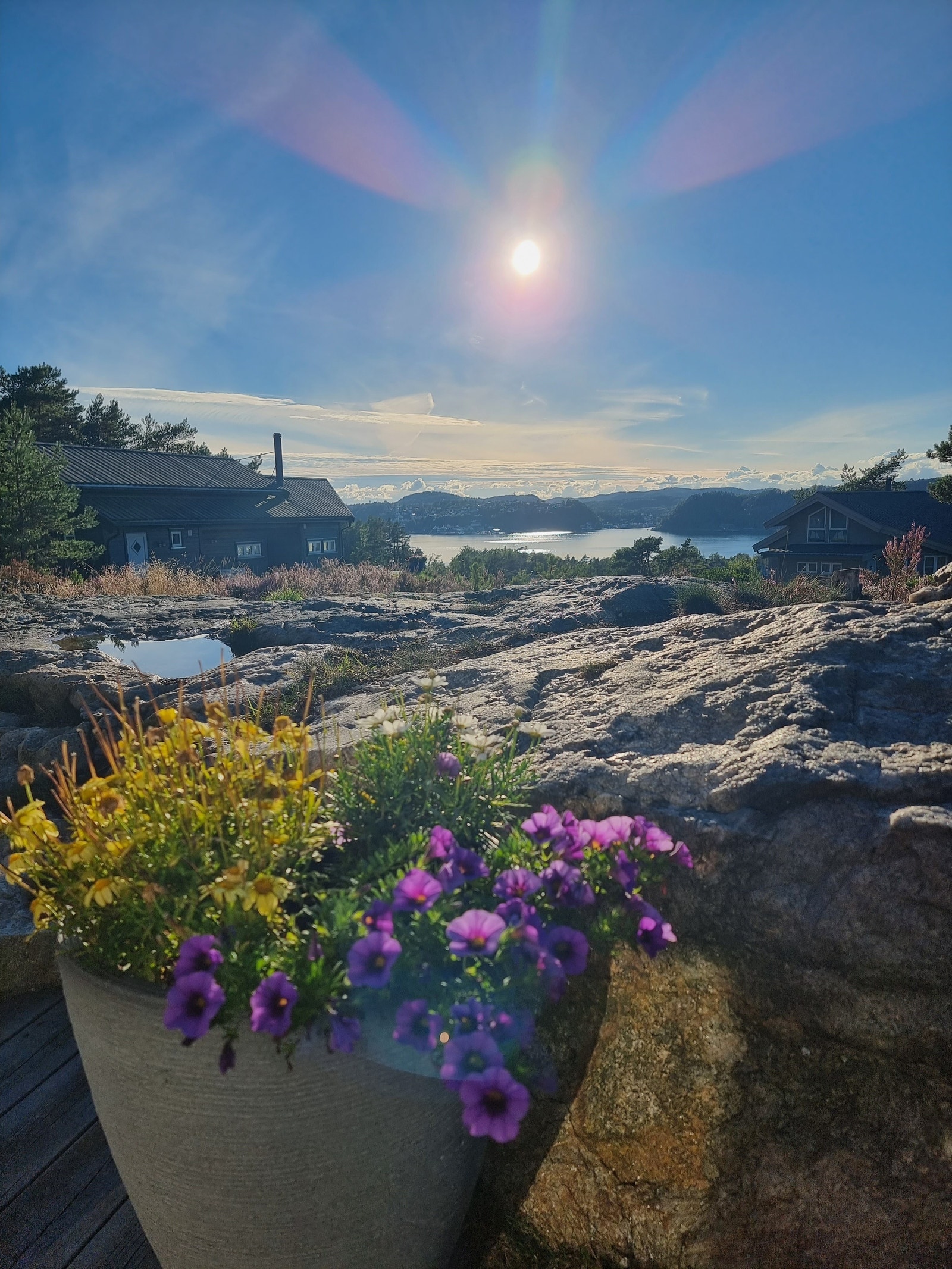 Utsikt fra en av terrassene som omkranser hytta. Galleribilde