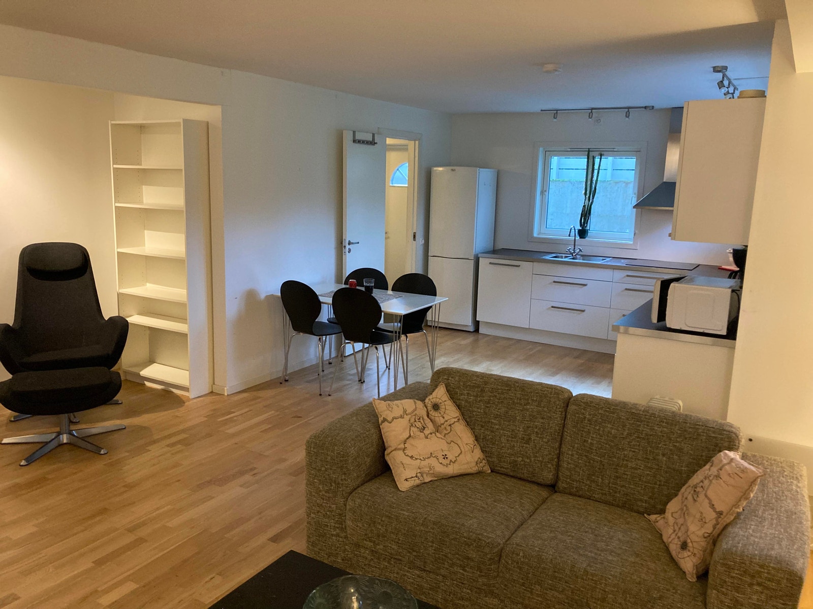 Inngangsparti og stue/kjøkken Galleribilde