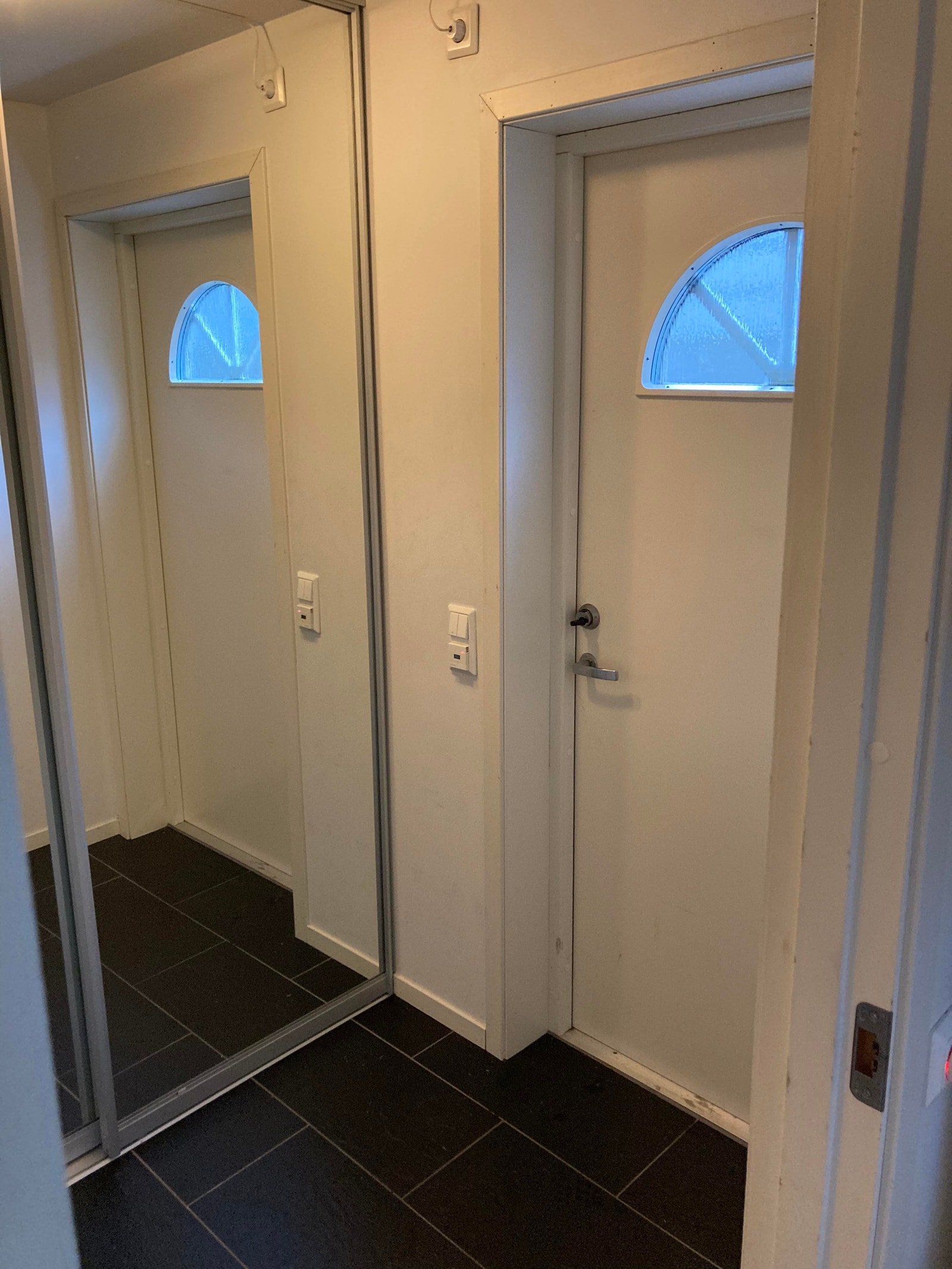 Inngang med stort lagrings rom bak speildør Galleribilde