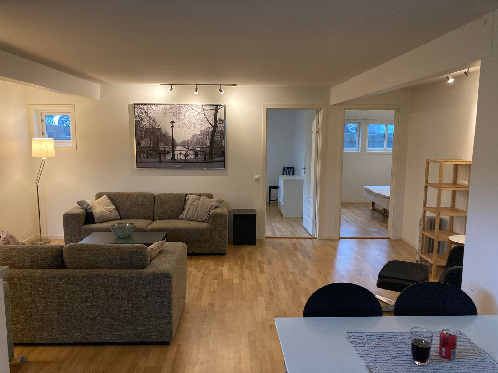 Kjøkkenbord og stue i bakgrunnen Galleribilde