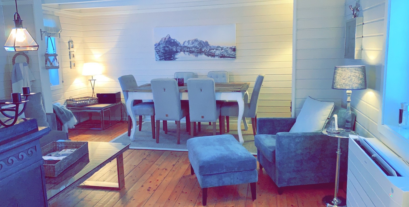 Stue med digg kosestol og spisebord Galleribilde