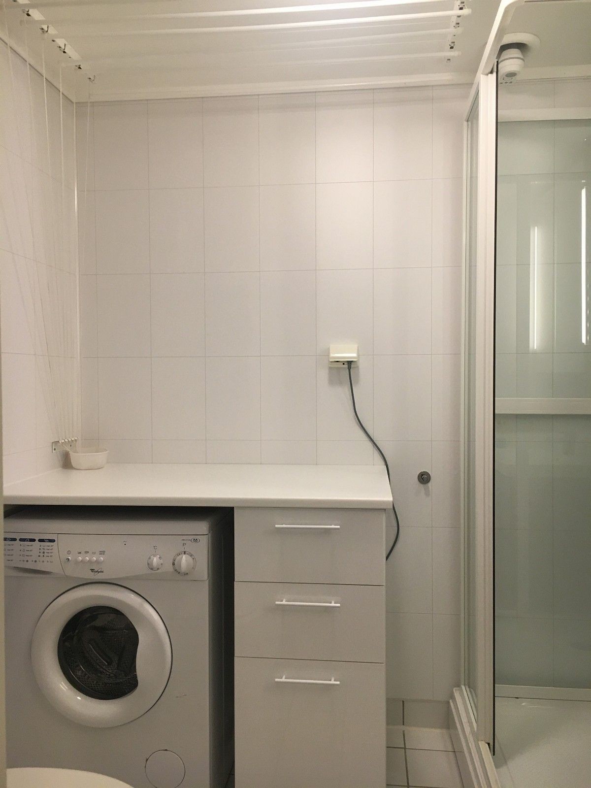 Praktisk løsning på bad med vaskemaskin, tørkesnorer i tak og skuffer. Vaskemaskinen er ikke lik som på bildet og helt ny fra 2023. Galleribilde