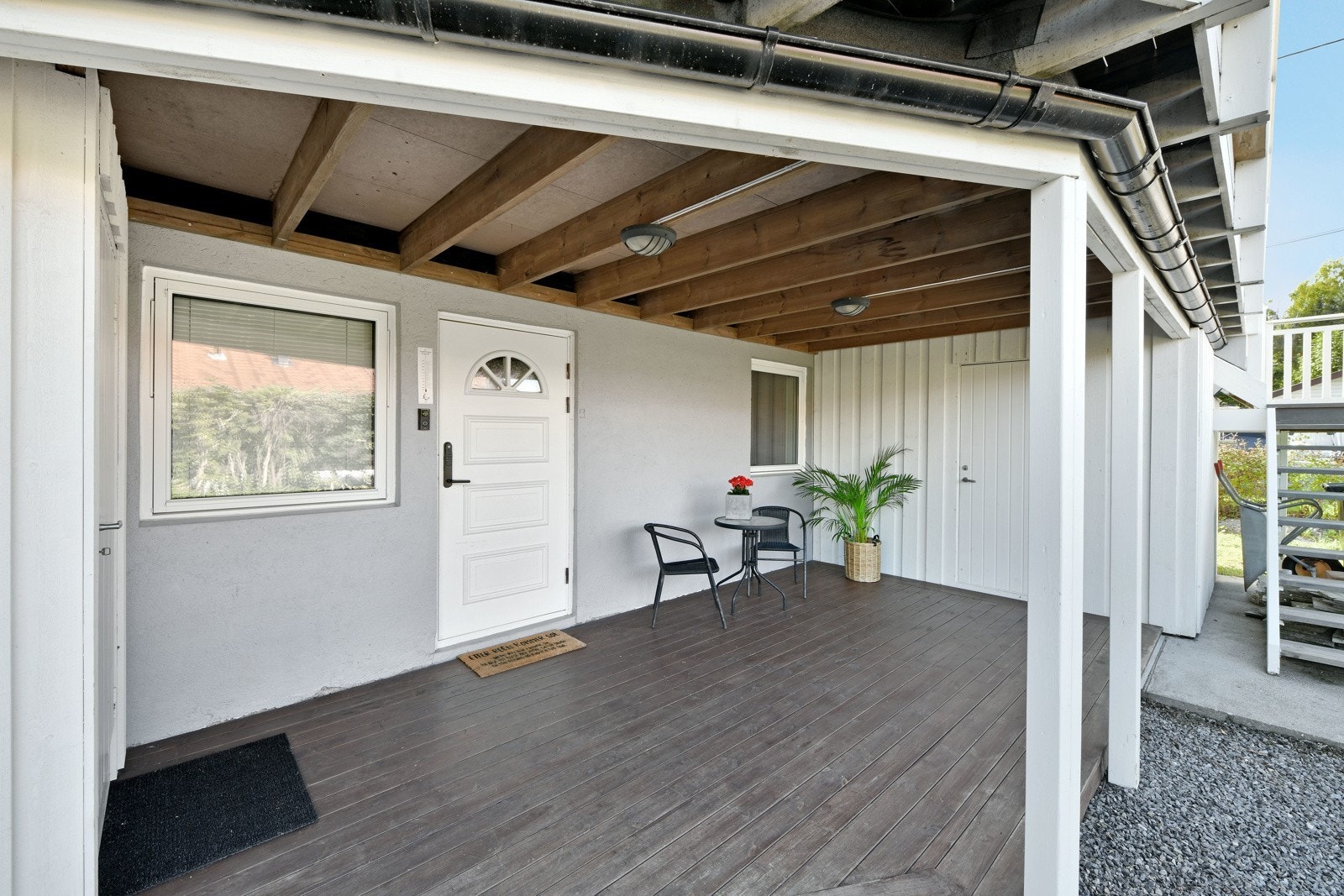 Eget inngangsparti med hyggelig platting Galleribilde