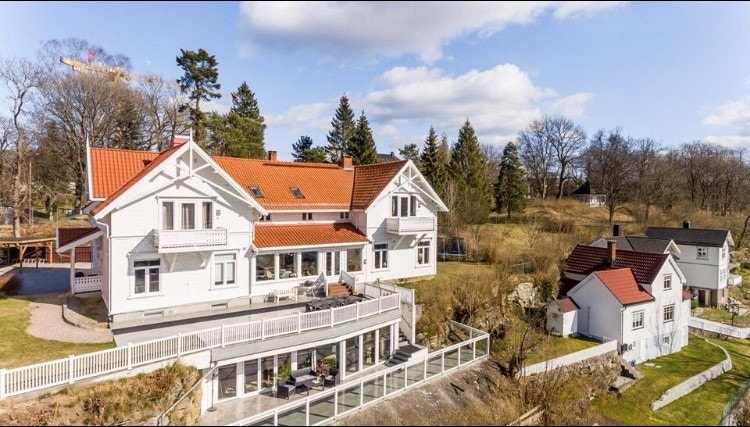 Leiligheten ligger i 2. etasje i bildets venstre side Galleribilde