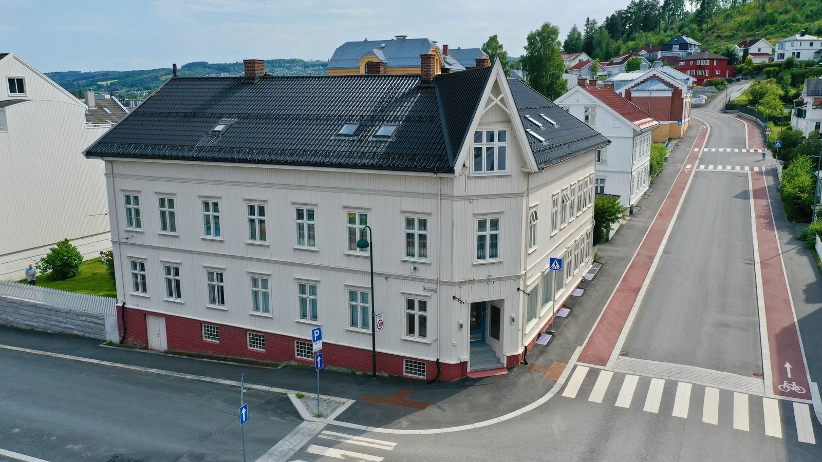 Leiligheten ligger i 2. etg på bildet, tatt mot sør-øst. Galleribilde