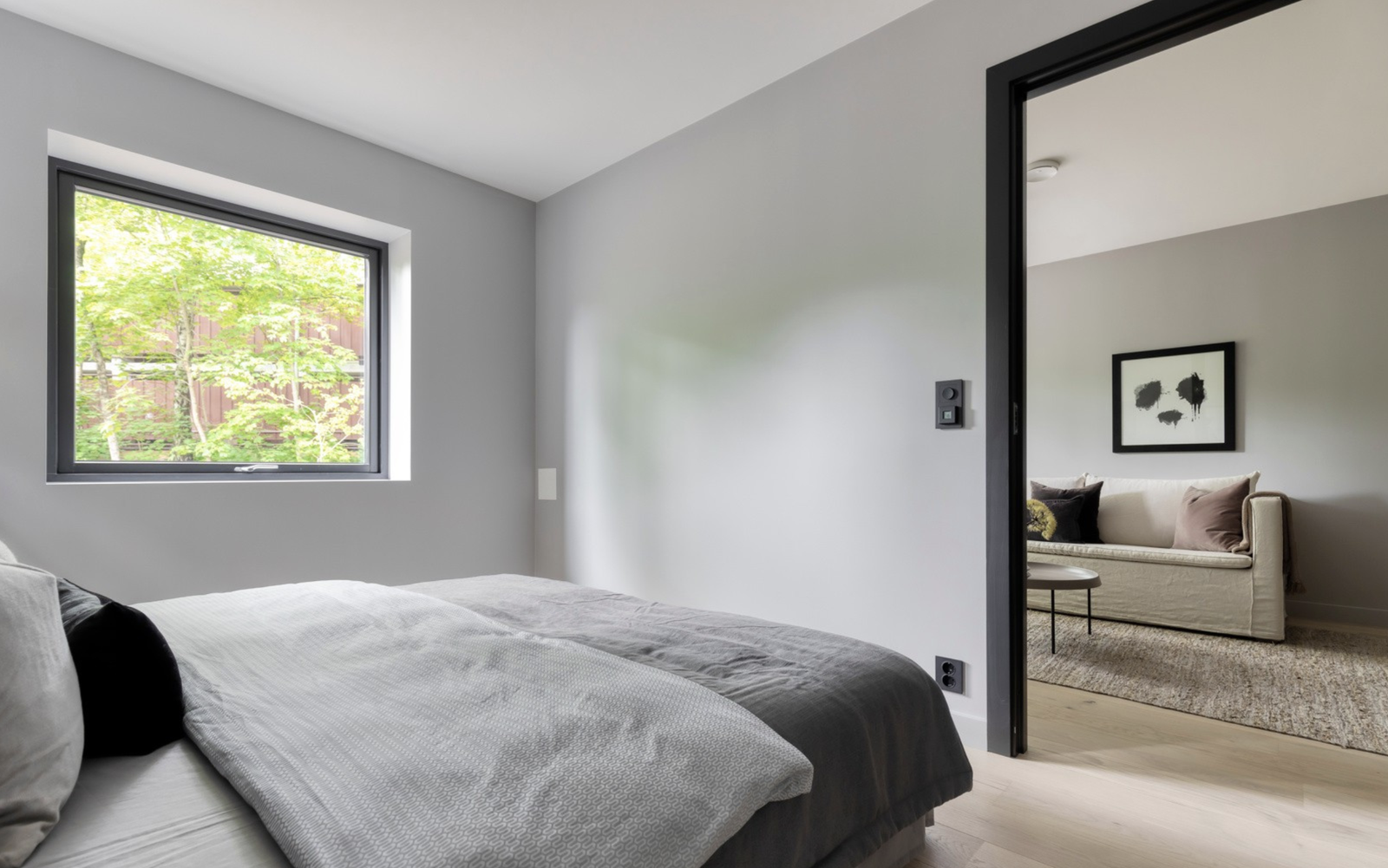 Soverom. Plissegardiner med solskjerming er montert i etterkant av dette bildet. (Bilde fra salgsprospekt av bolig. Disse møblene er ikke våre) Galleribilde