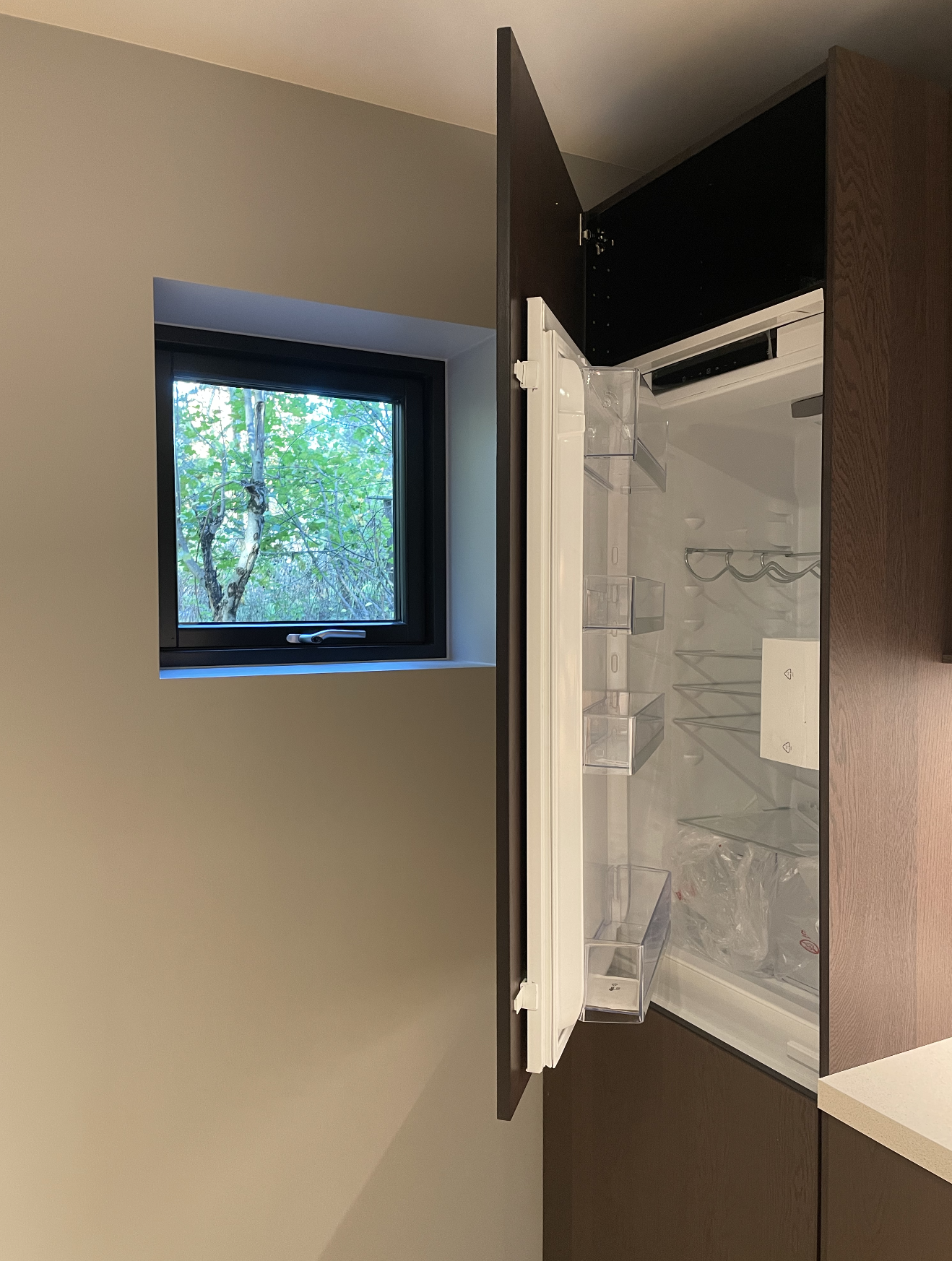 Kjøleskapet består av både kjøl og frys. Kjøkken fra IKEA. Montert september 2022. Galleribilde