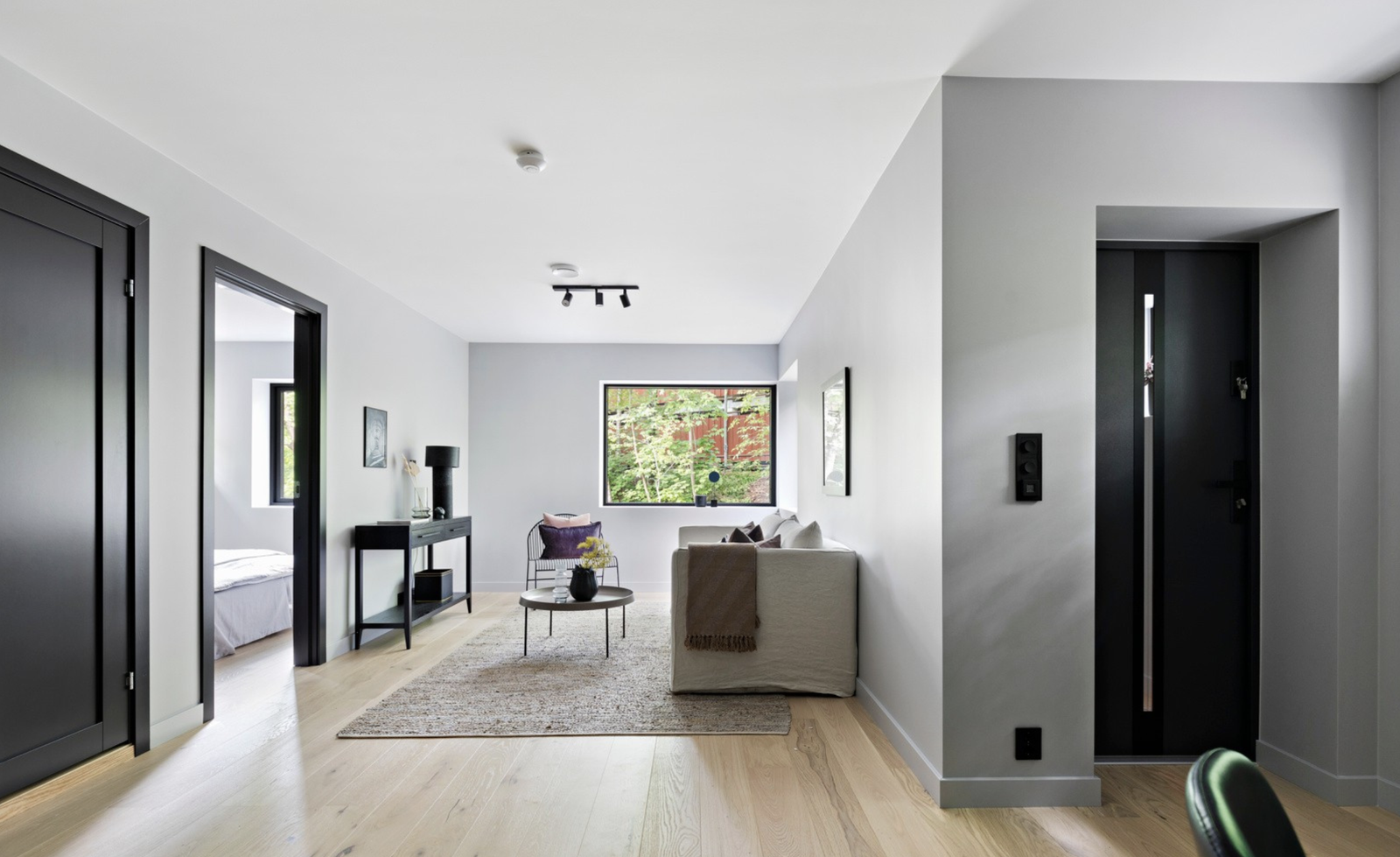 Stue og inngangsparti fra salgsprospekt av bolig (disse møblene er ikke våre) Galleribilde