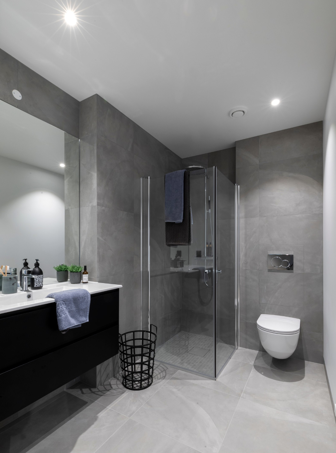 Delikat og stort baderom. (Løsøre ikke vårt, bilde fra salgsprospekt av boligen) Galleribilde