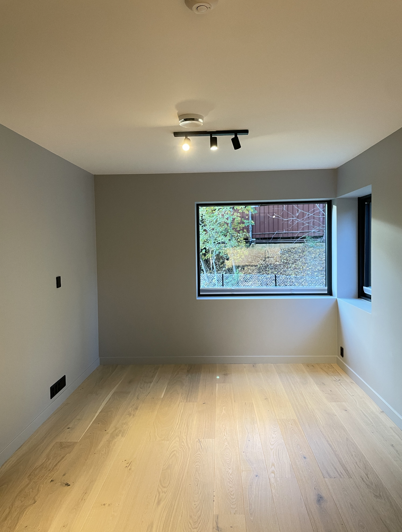 Store vinduer i stuen som slipper inn mye lys. Plissegardiner montern i begge vinduer. Galleribilde