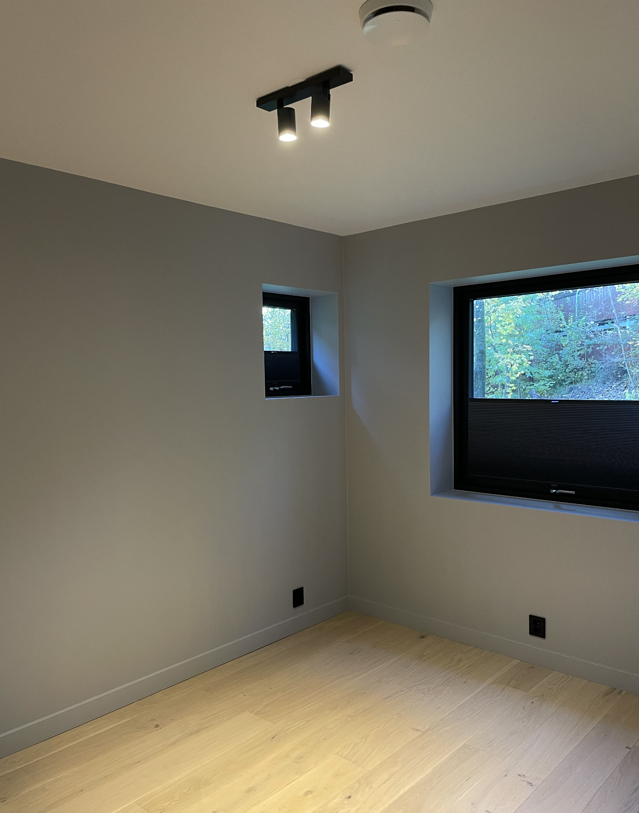 Soverom med 2 vinduer fra annen vinkel. Plissegardiner med solskjerming er montert. Galleribilde