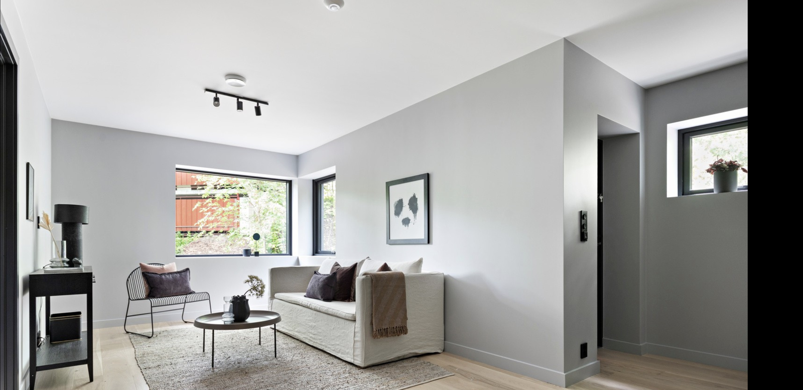 Stue og inngangsparti fra salgsprospekt av bolig (Disse møblene er ikke våre) Galleribilde