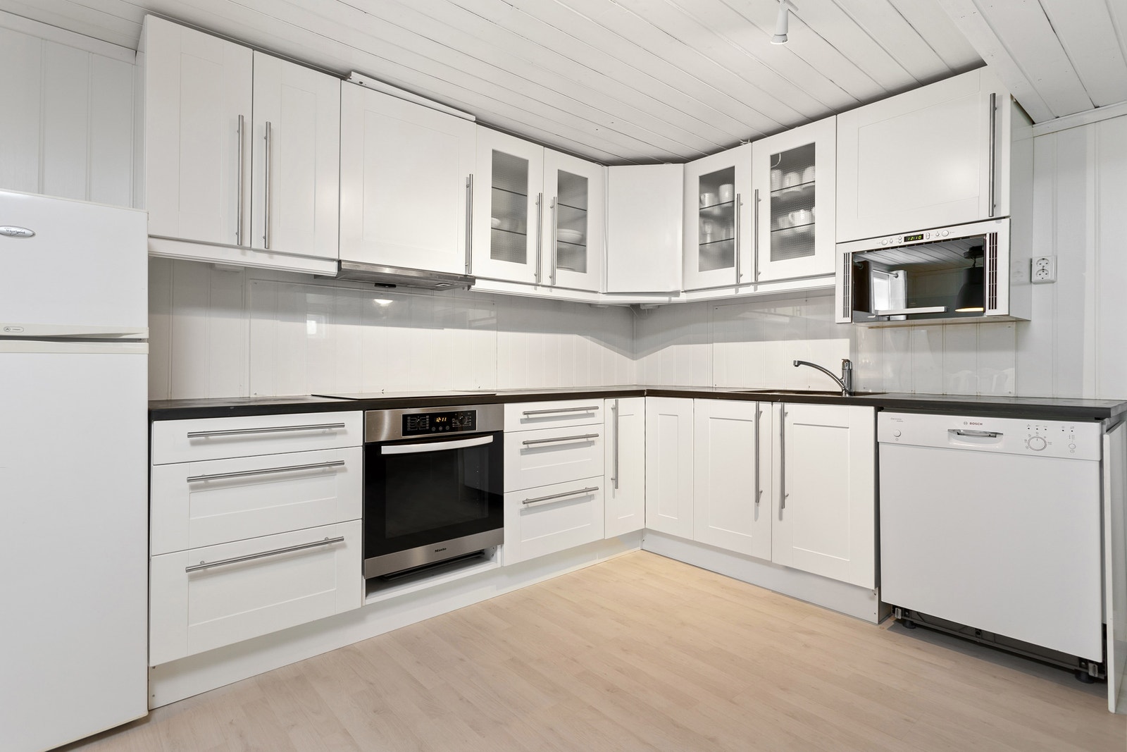 Kjøkken med åpen løsning fra stuen. Hvitevarer er inkludert. Galleribilde