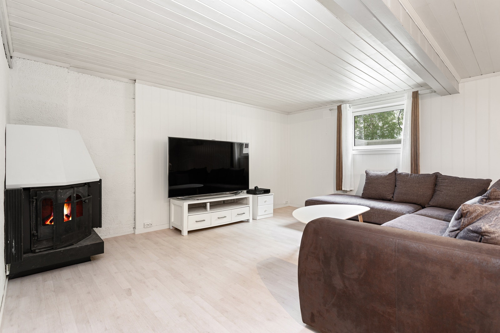 Stue med vedovn. Galleribilde