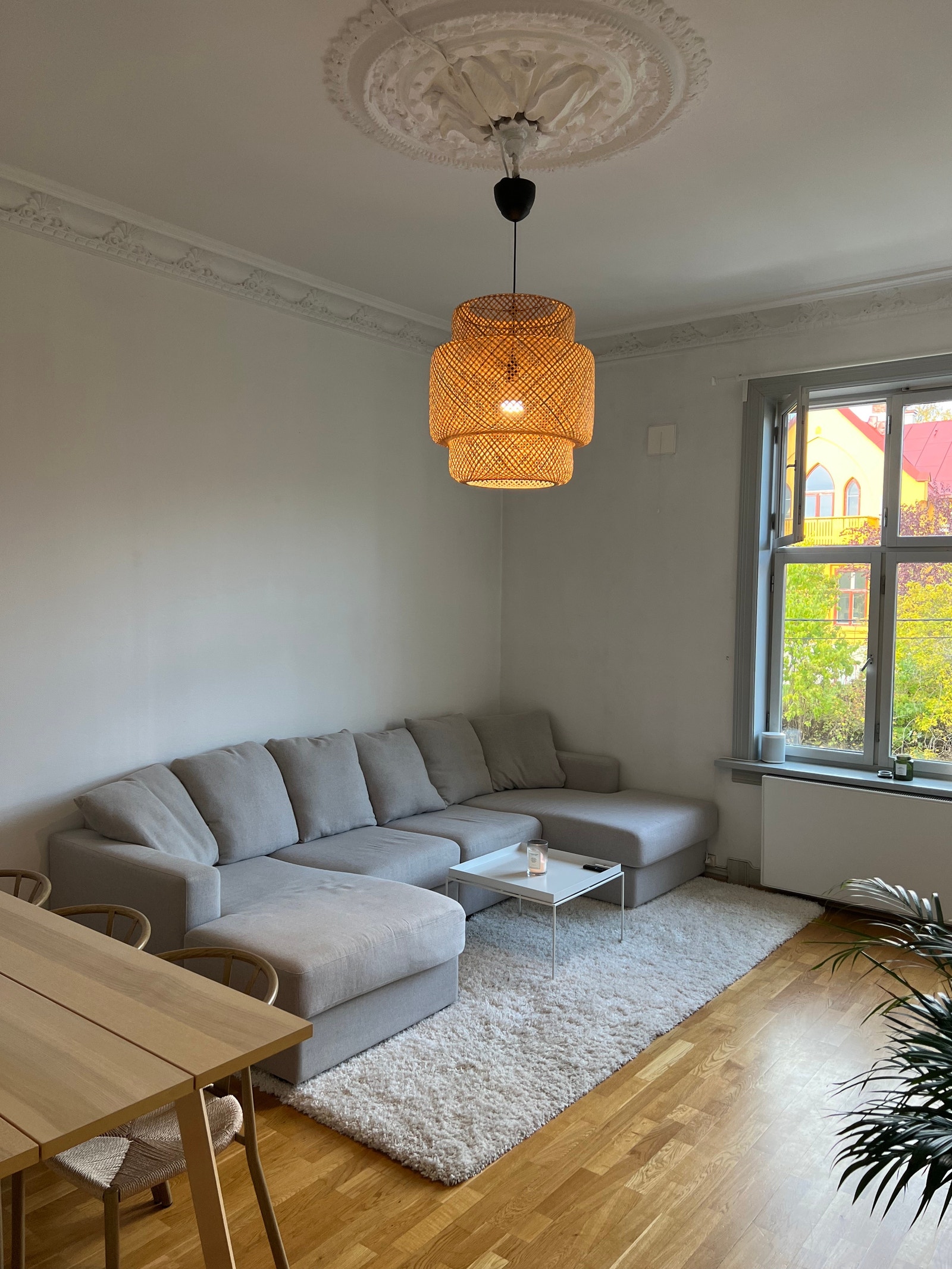 Lys stue med store vinduer og stukkatur i taket. Galleribilde