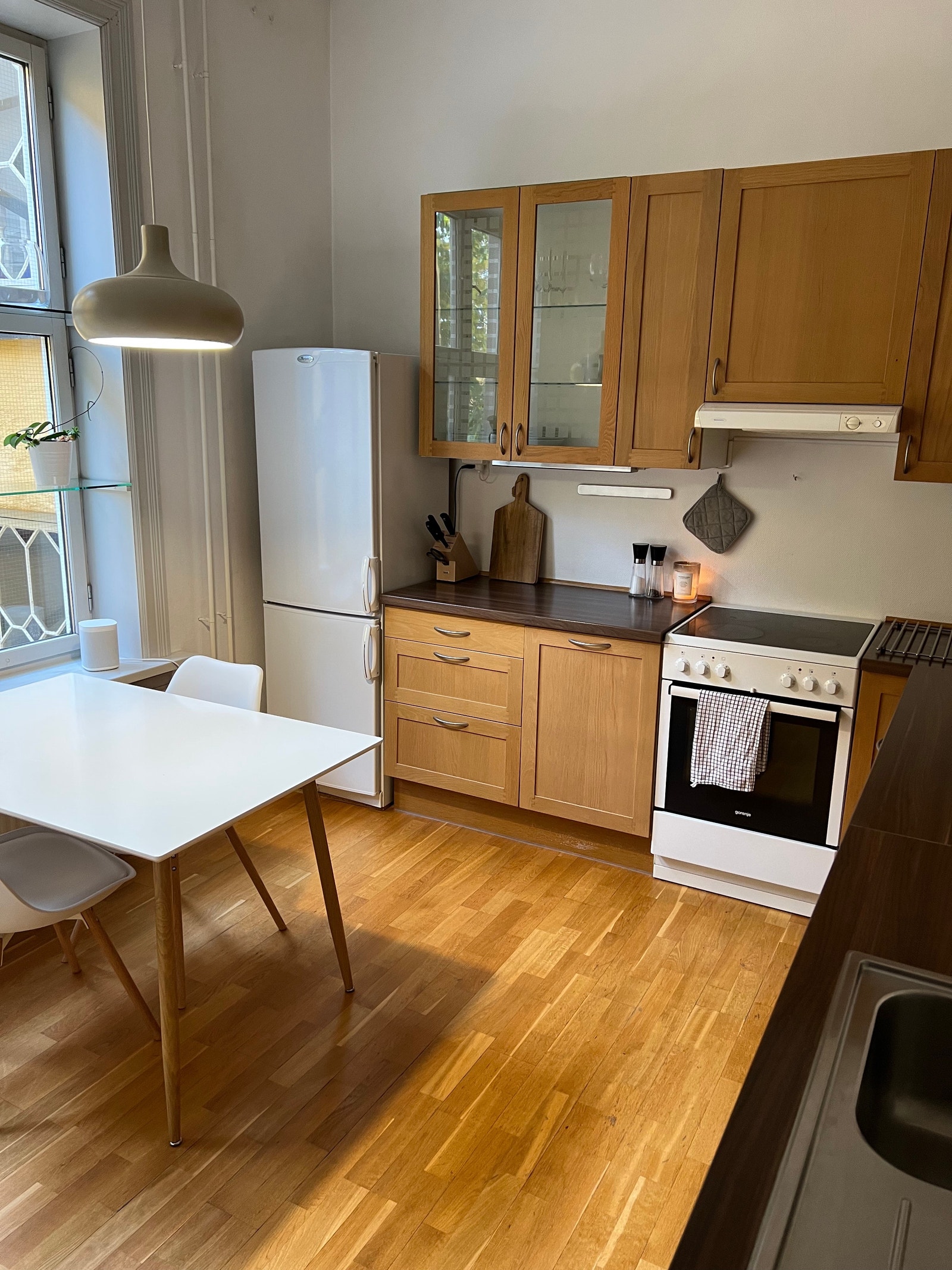 Kjøkken med hvitevarer: kjøleskap, ovn og oppvaskmaskin. Galleribilde