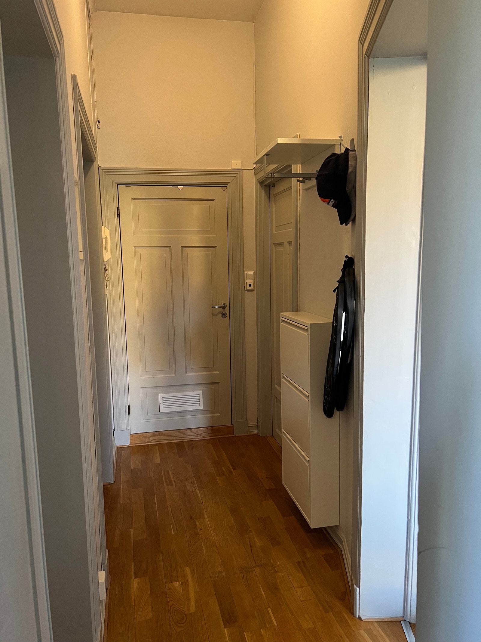 Gang - utgangsdør til venstre. Bad rett frem og kjøkken til høyre for bad. Galleribilde