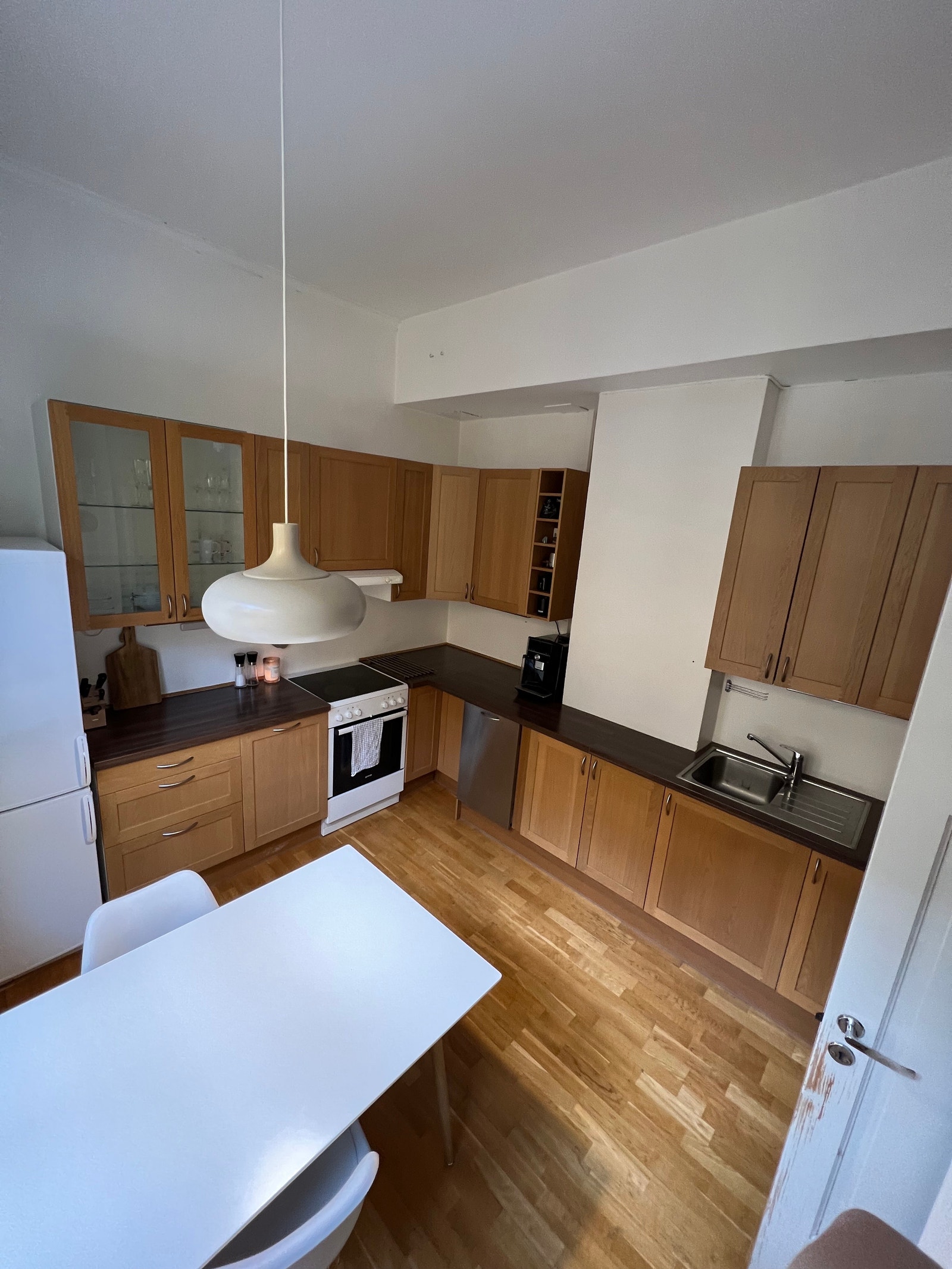 Stort og lyst kjøkken med plass til kjøkkenbord. Galleribilde