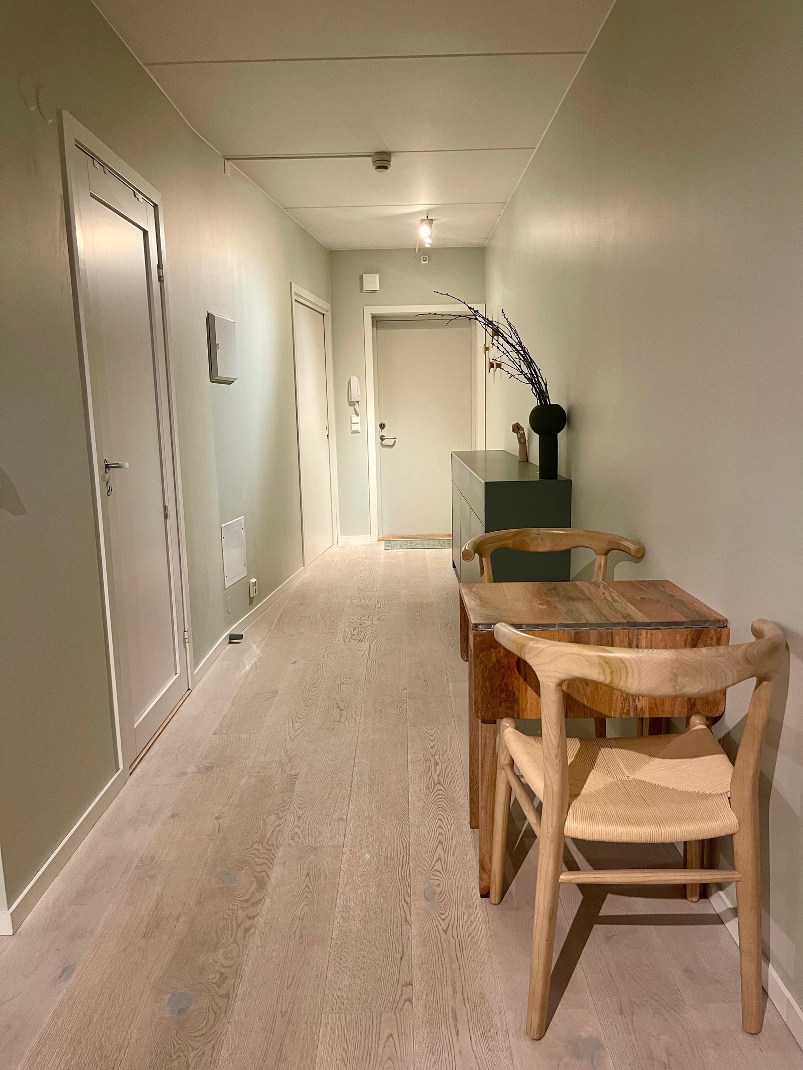 Gang med spisebord og spisestoler (bakfra). Galleribilde