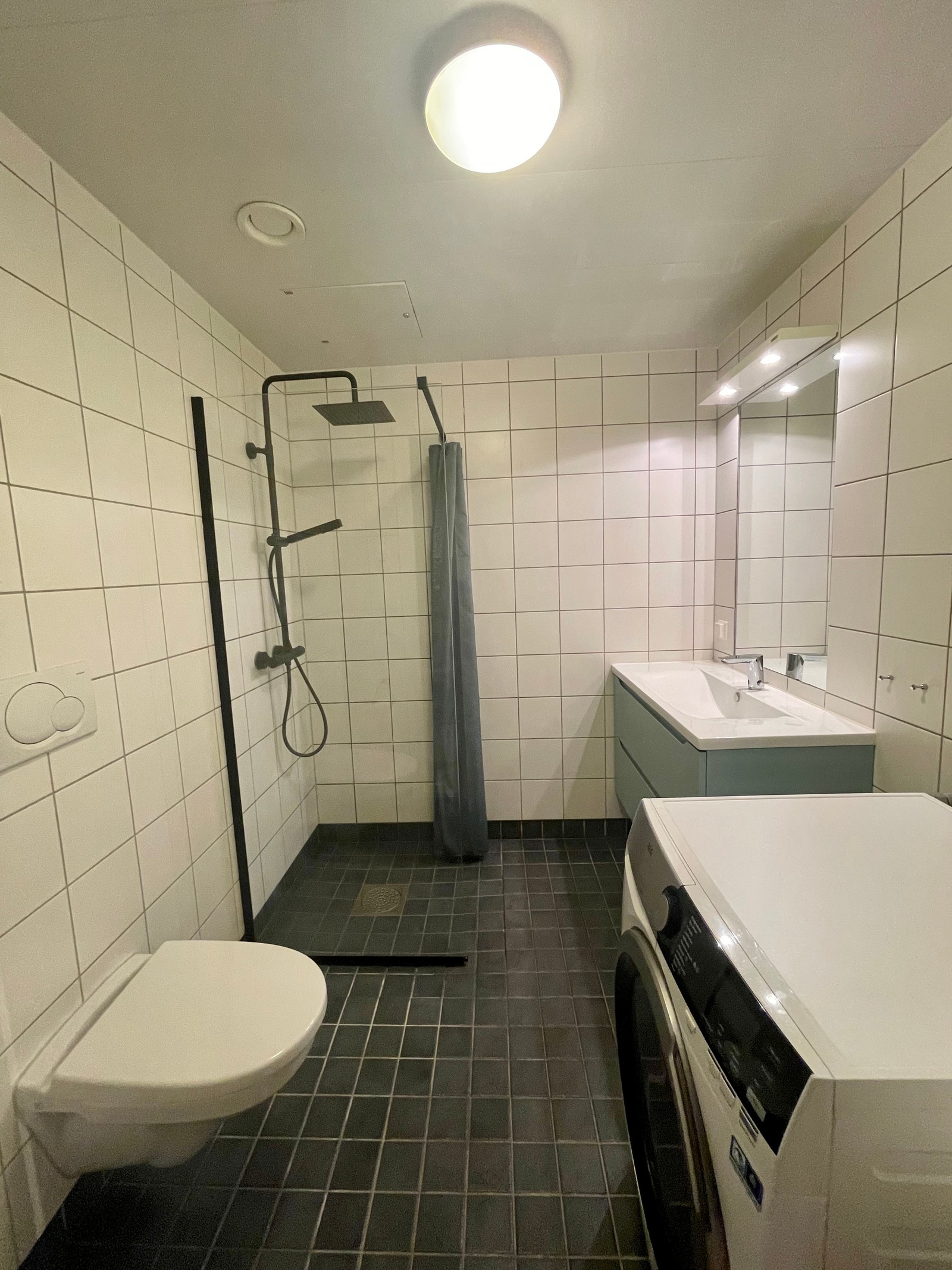 Bad med vaskemaskin. Galleribilde