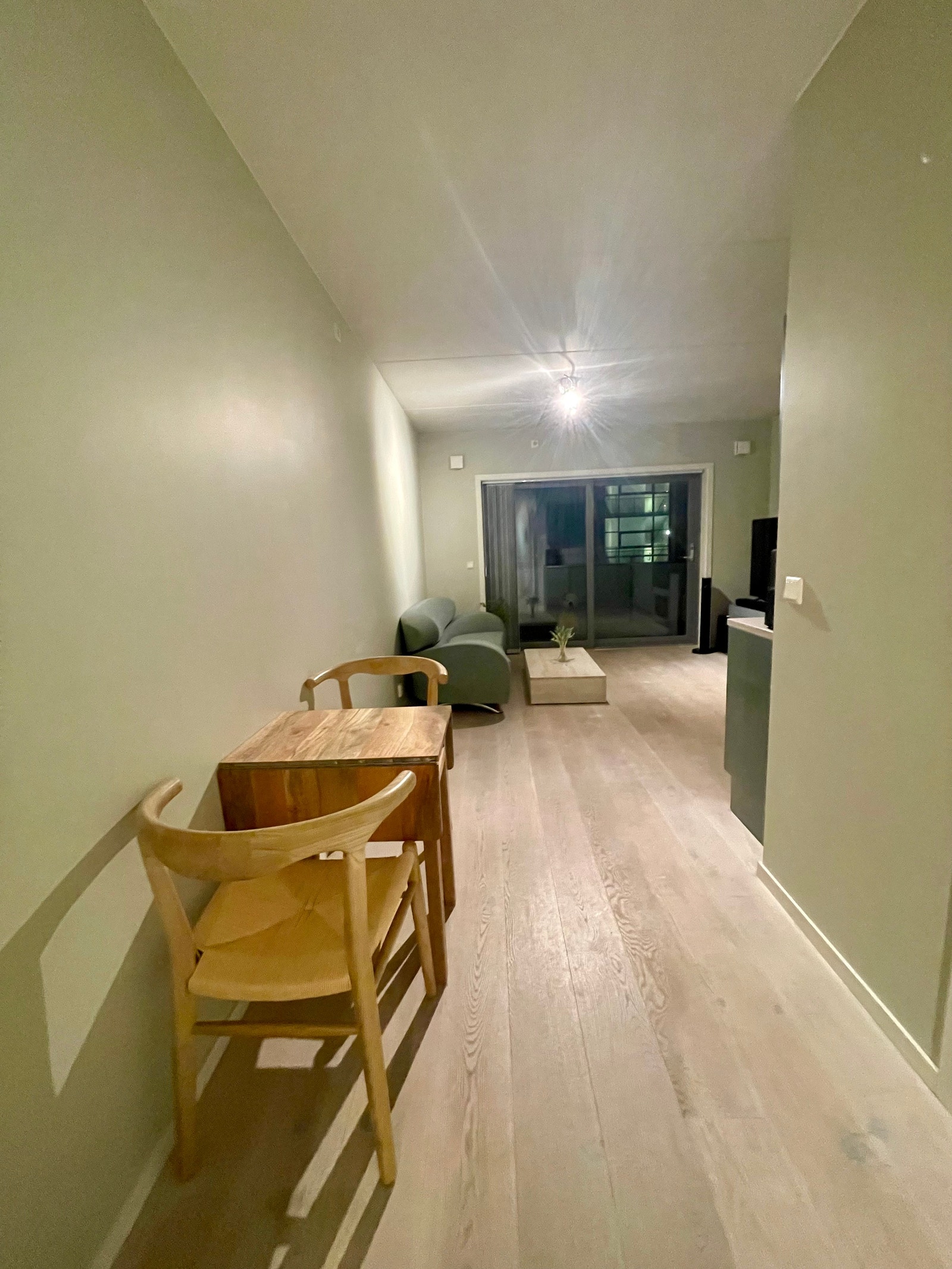 Gang med spisebord og spisestoler (forfra). Galleribilde