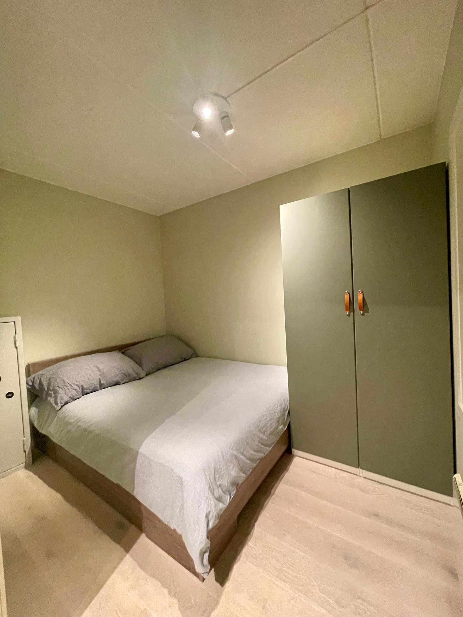 Soverom med dobbelseng og klesskap. Galleribilde