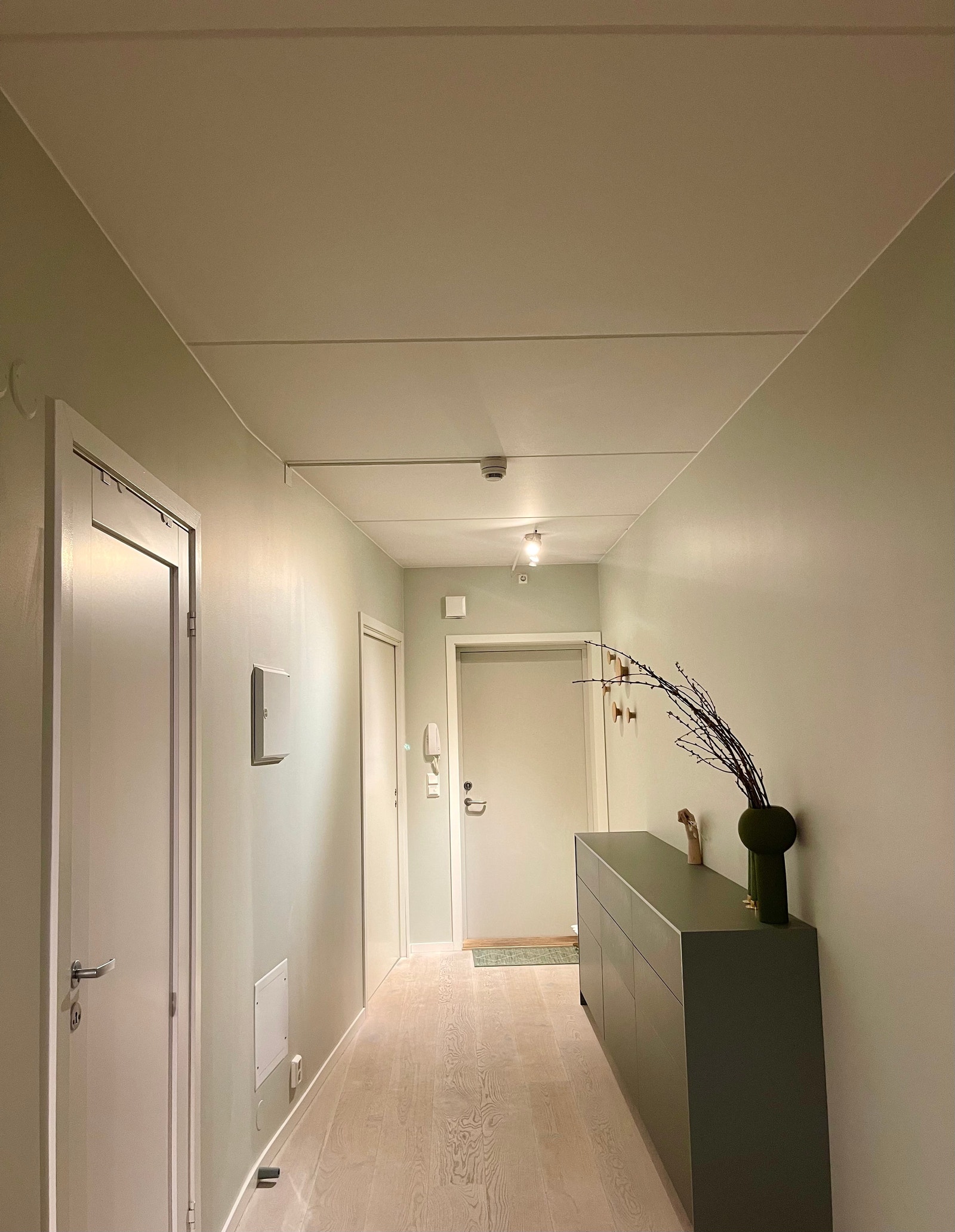 Gang med kommode (bakfra). Galleribilde