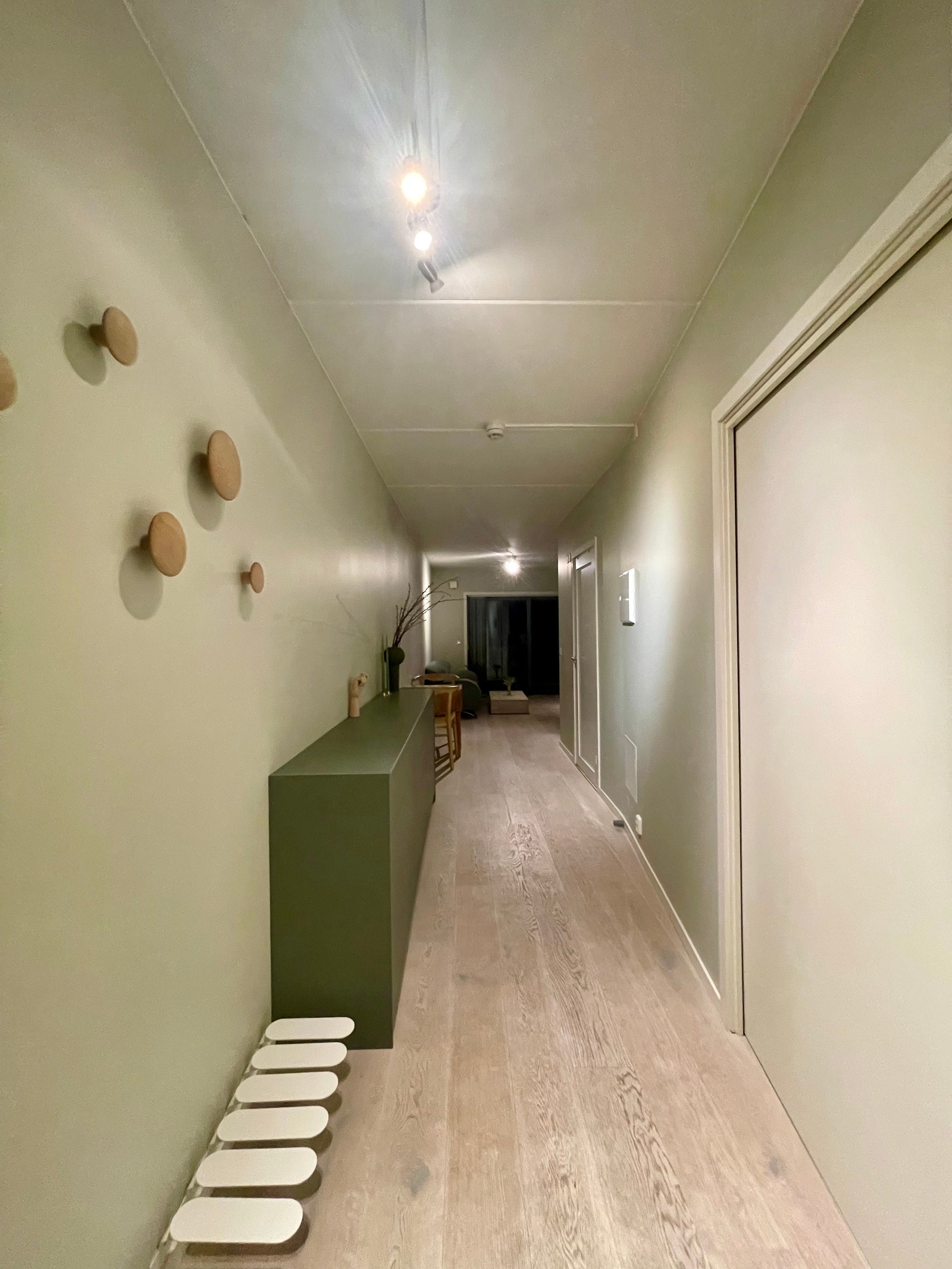 Gang med kommode (forfra). Galleribilde