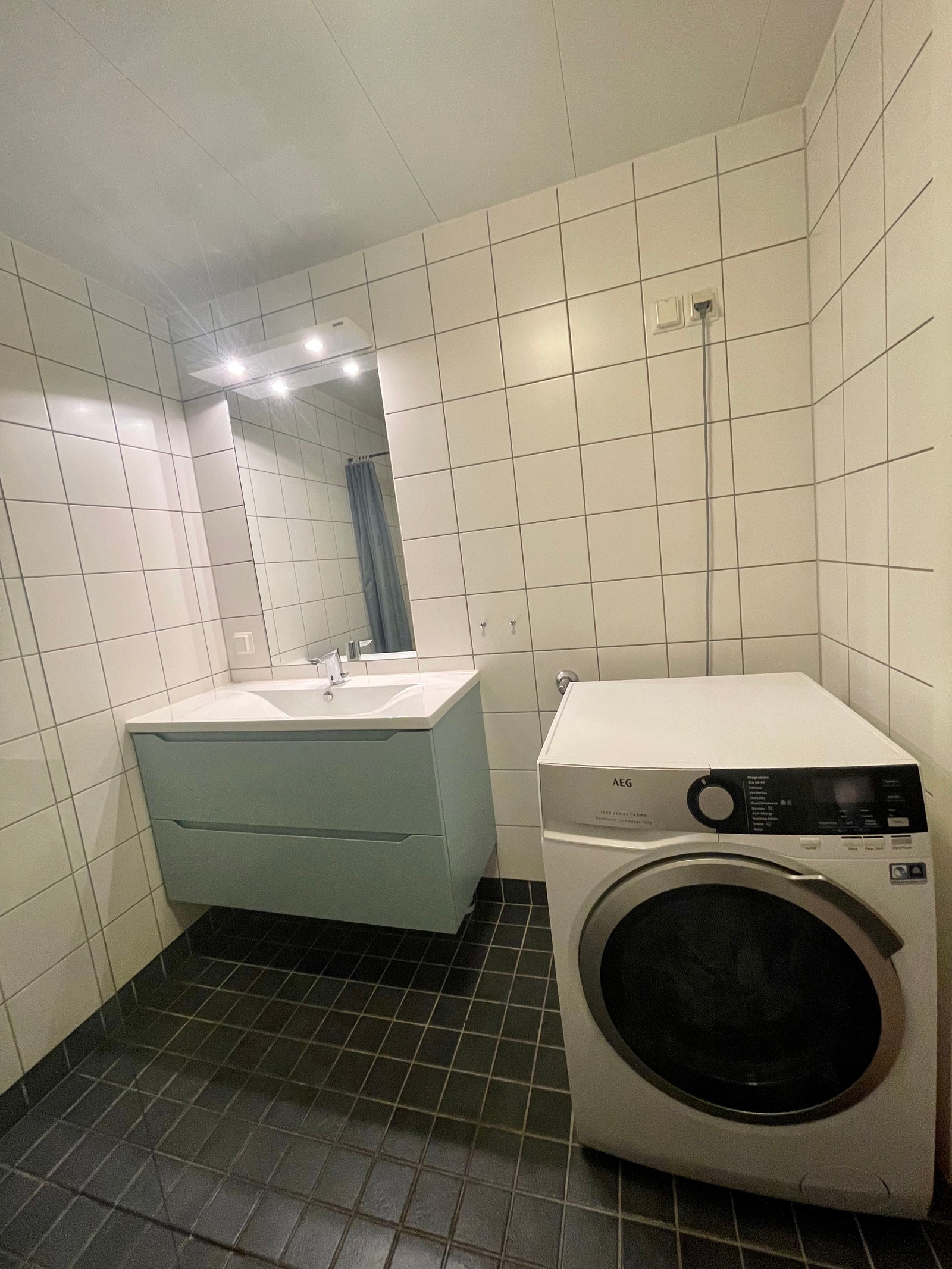 Bad med vaskemaskin. Galleribilde